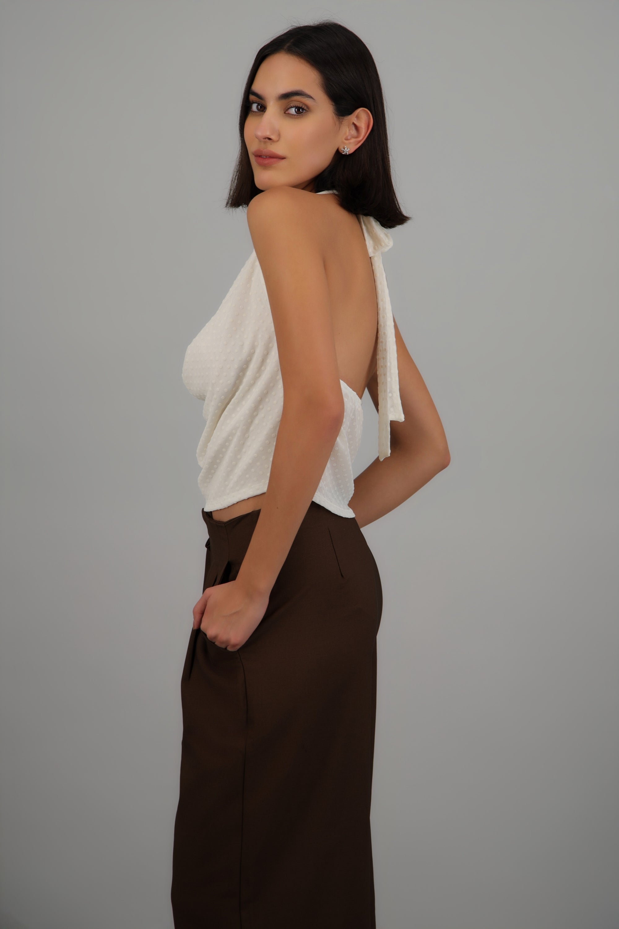 Top cuello halter detalle textura HUESO