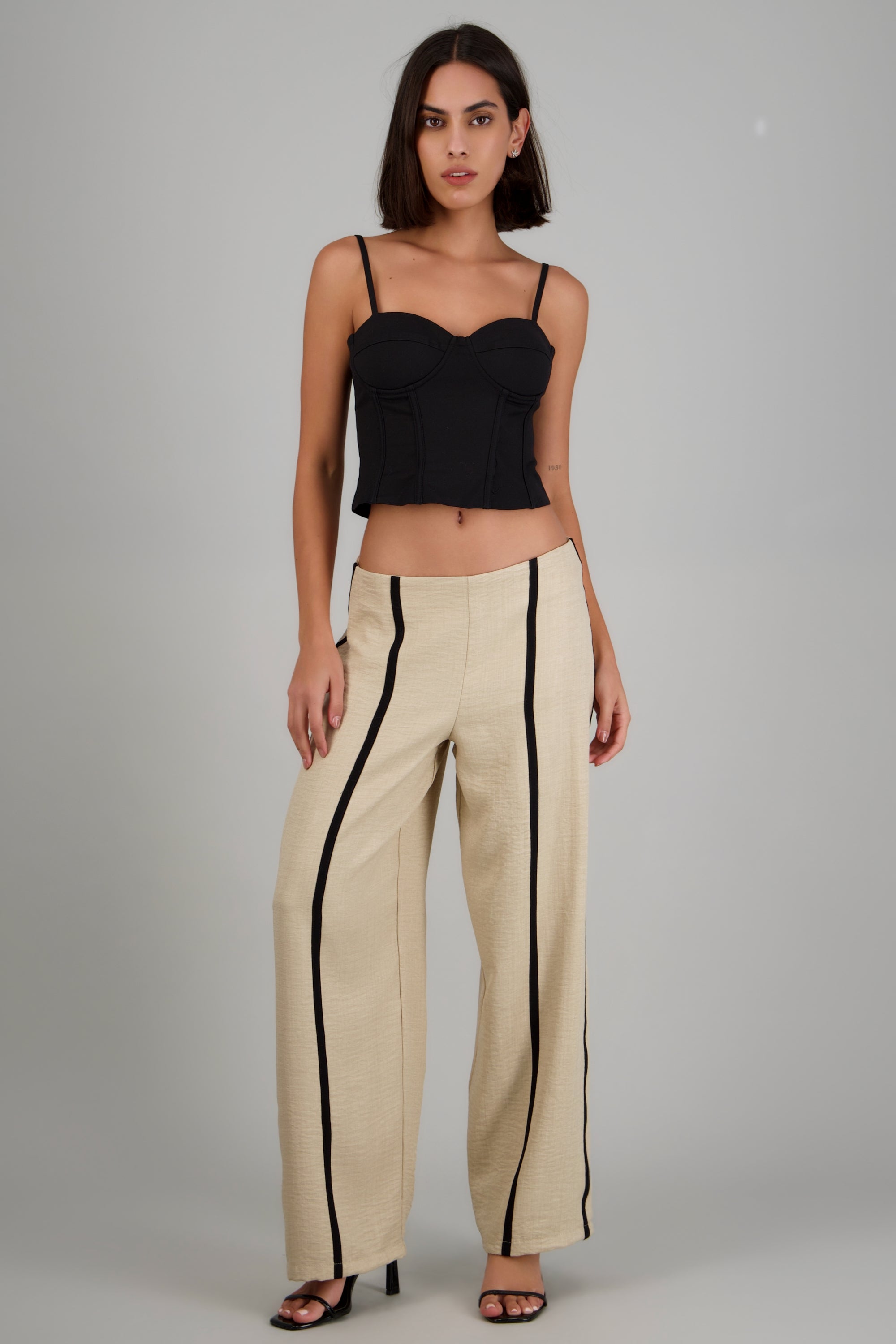 Pantalon wide detalle lineas KHAKI