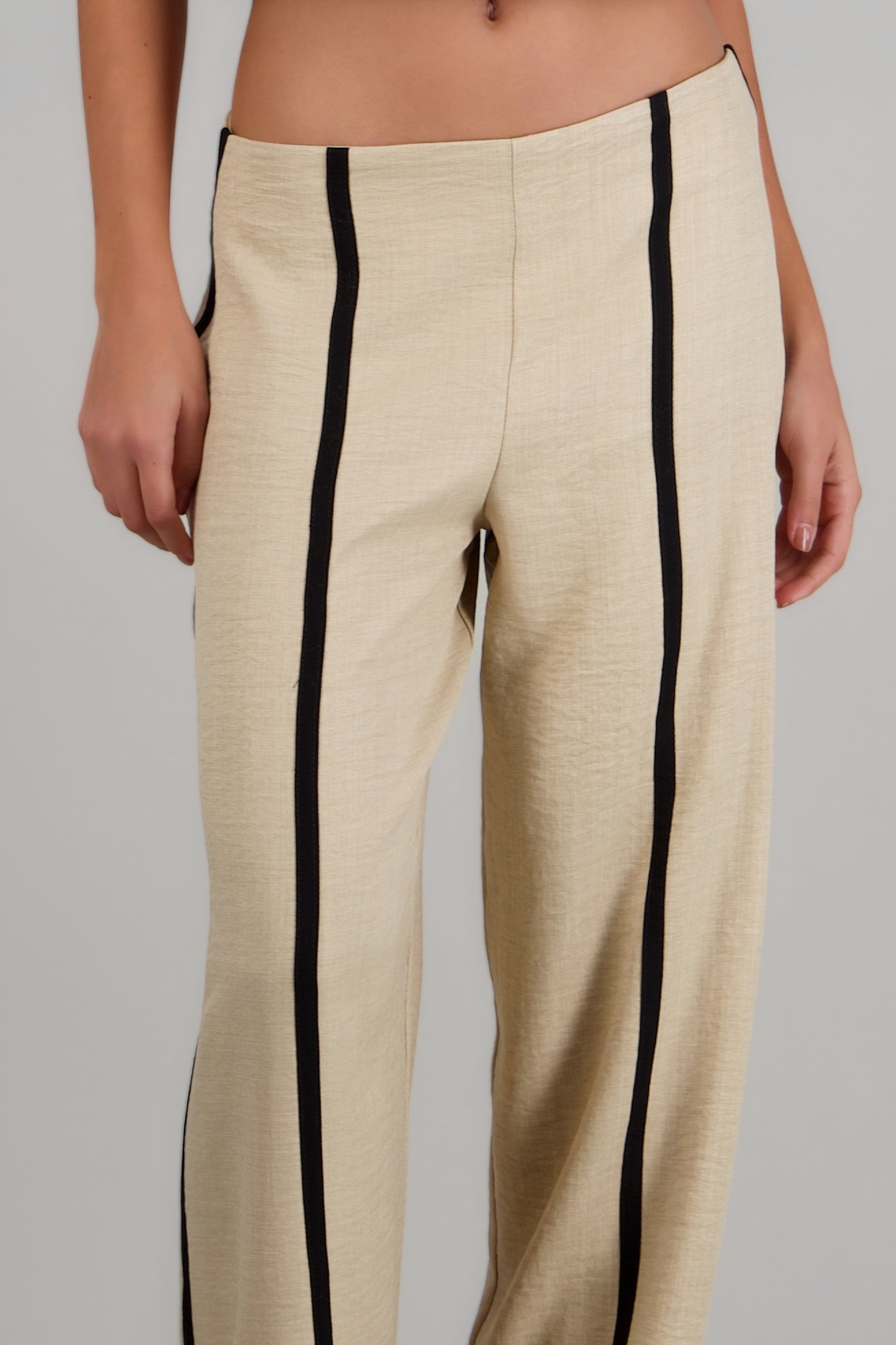 Pantalon wide detalle lineas KHAKI