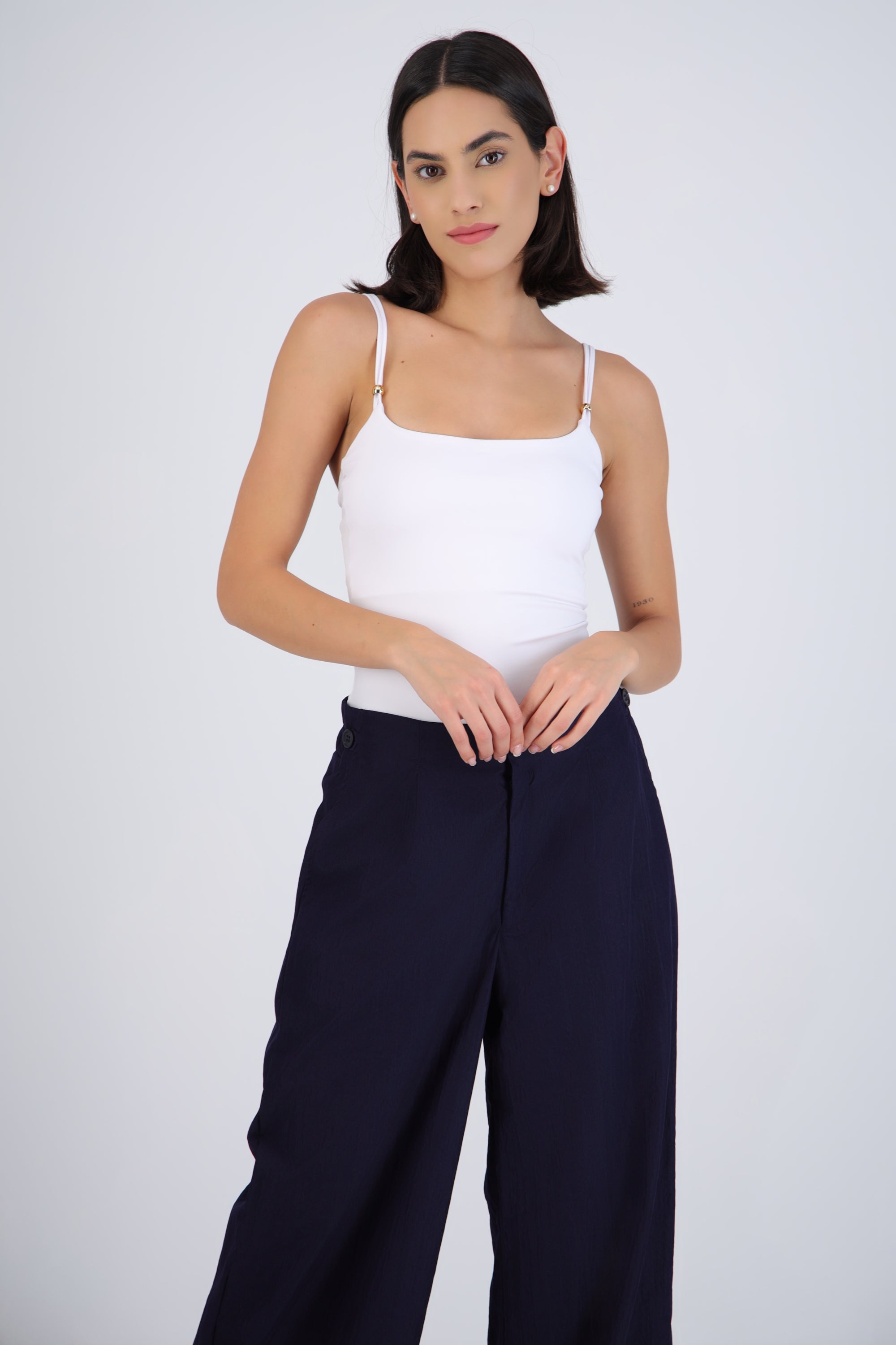 Body tirantes escote redondo detalle broches