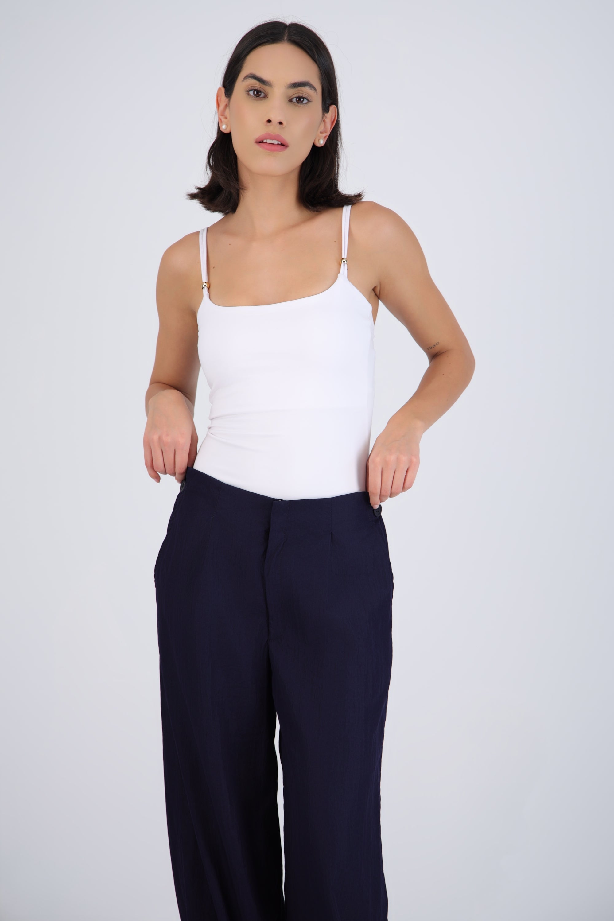 Body tirantes escote redondo detalle broches