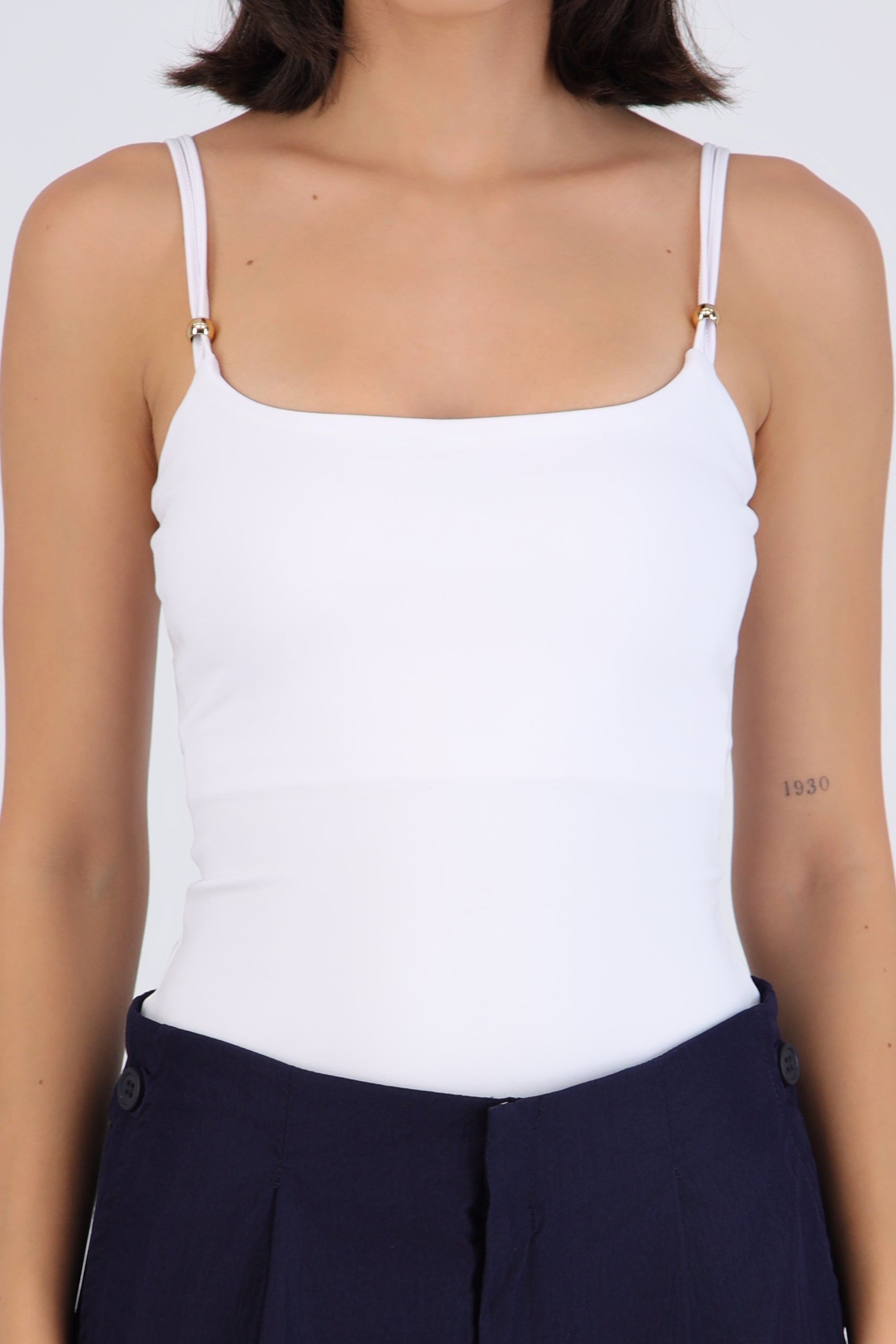 Body tirantes escote redondo detalle broches