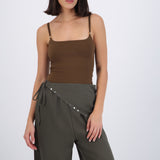 Body tirantes escote redondo detalle broches