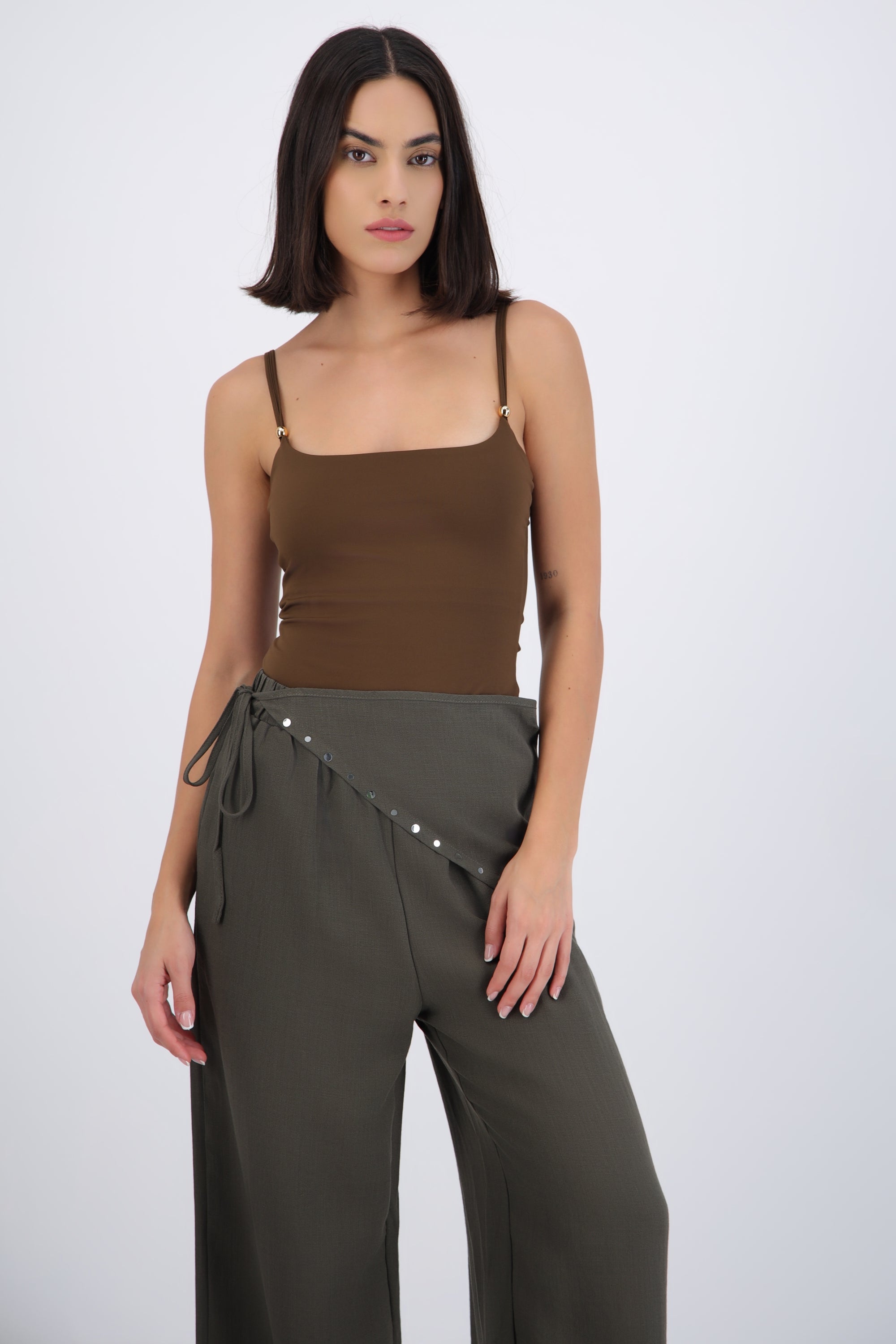 Body tirantes escote redondo detalle broches