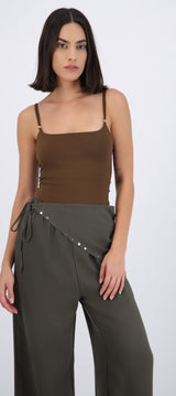 Body tirantes escote redondo detalle broches