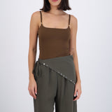 Body tirantes escote redondo detalle broches