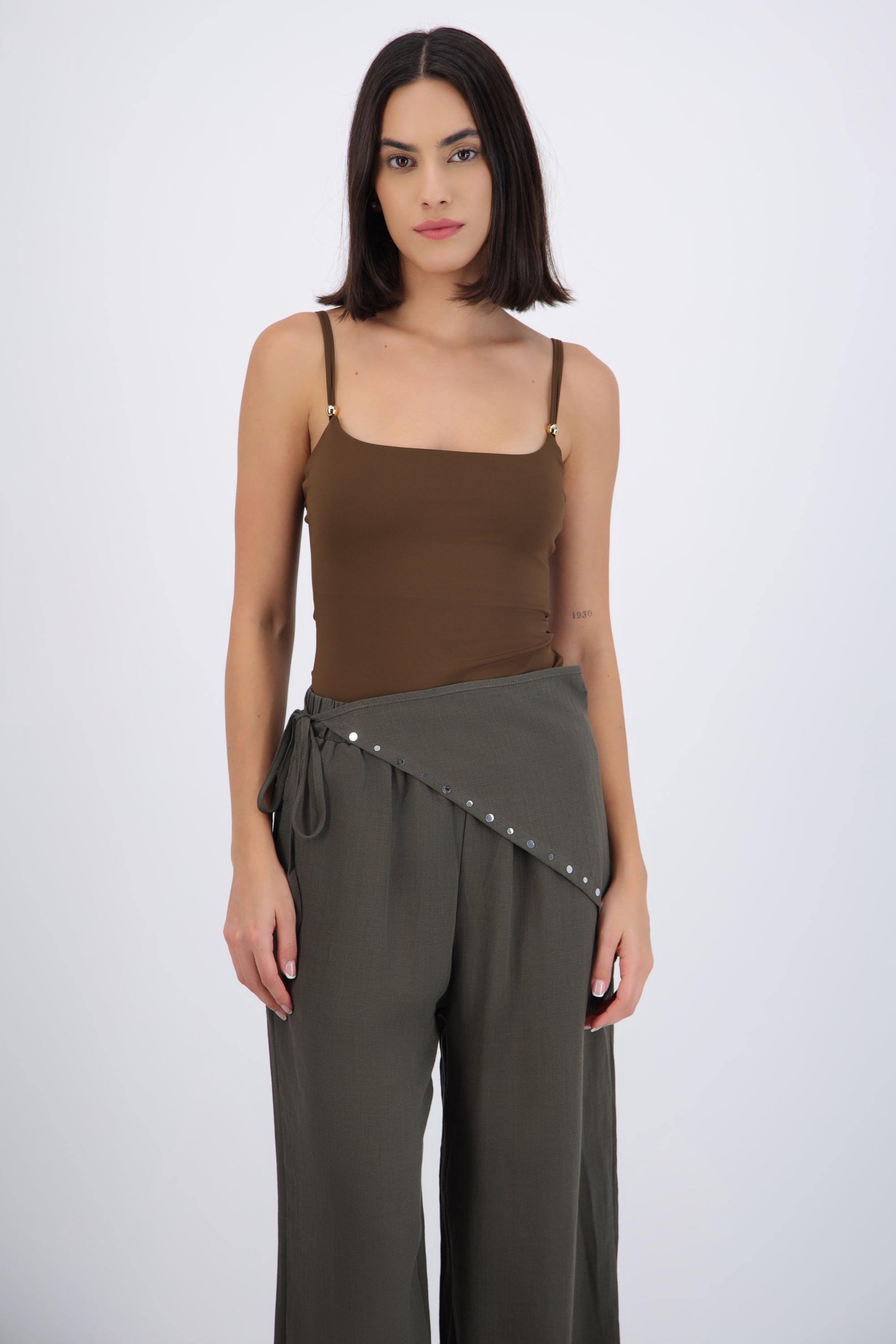 Body tirantes escote redondo detalle broches