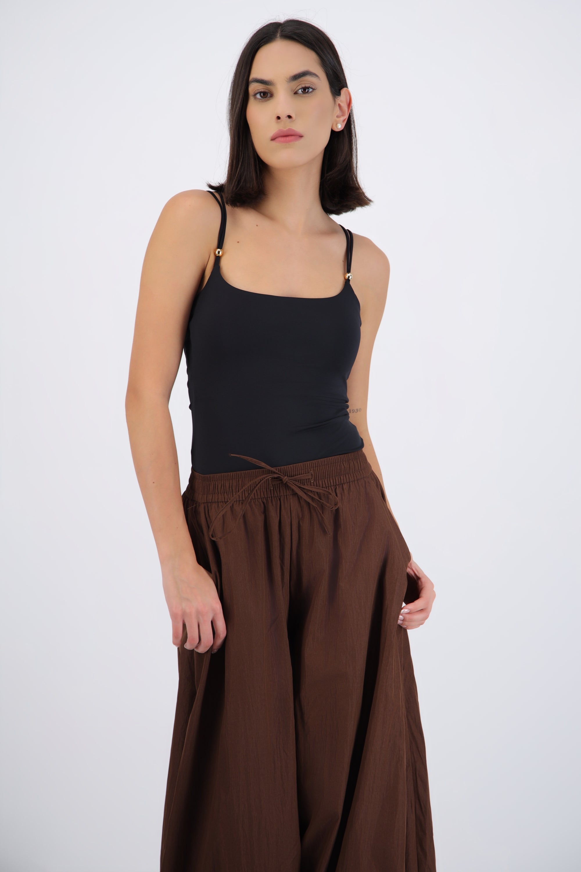 Body tirantes escote redondo detalle broches