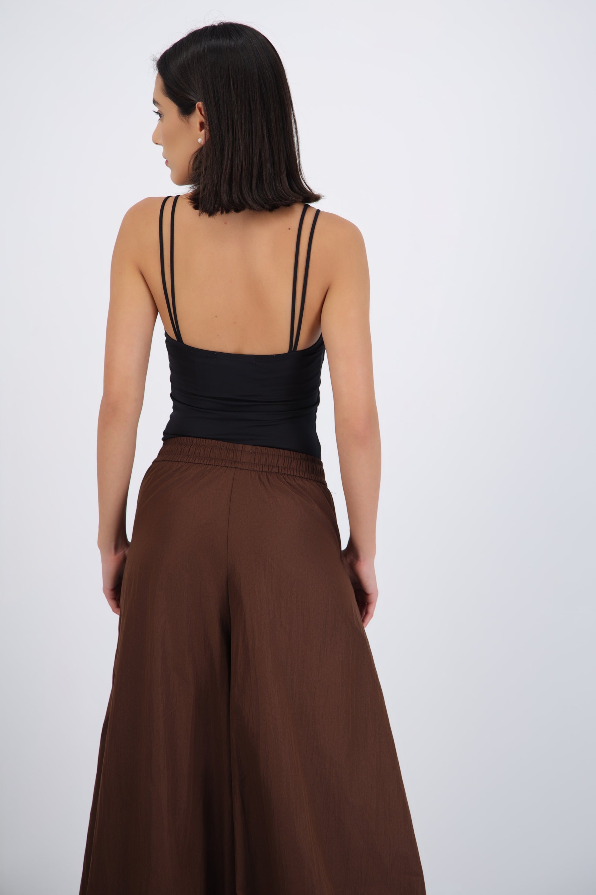 Body tirantes escote redondo detalle broches