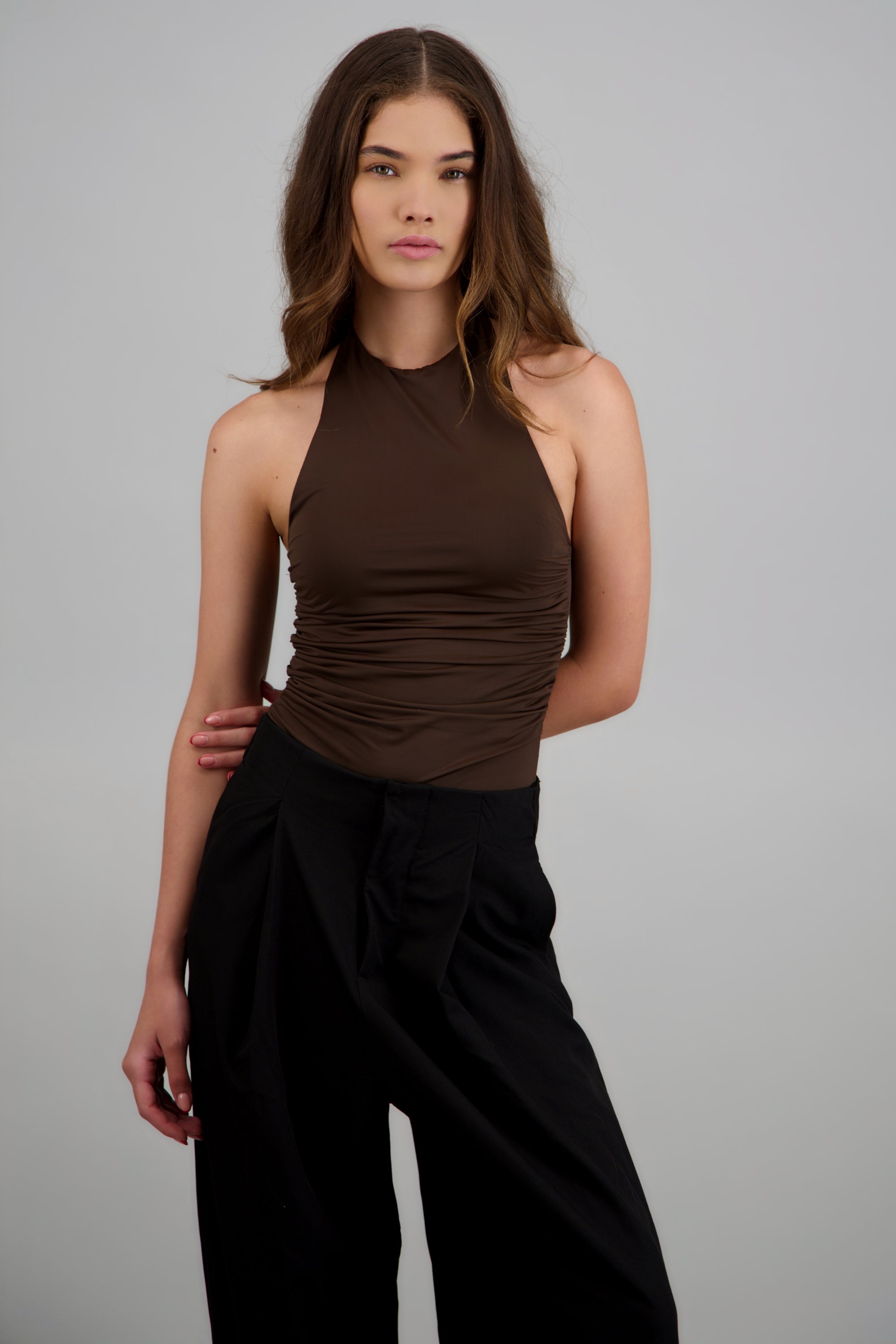 Bodysuit cuello halter detalle drapeado CHOCOLATE