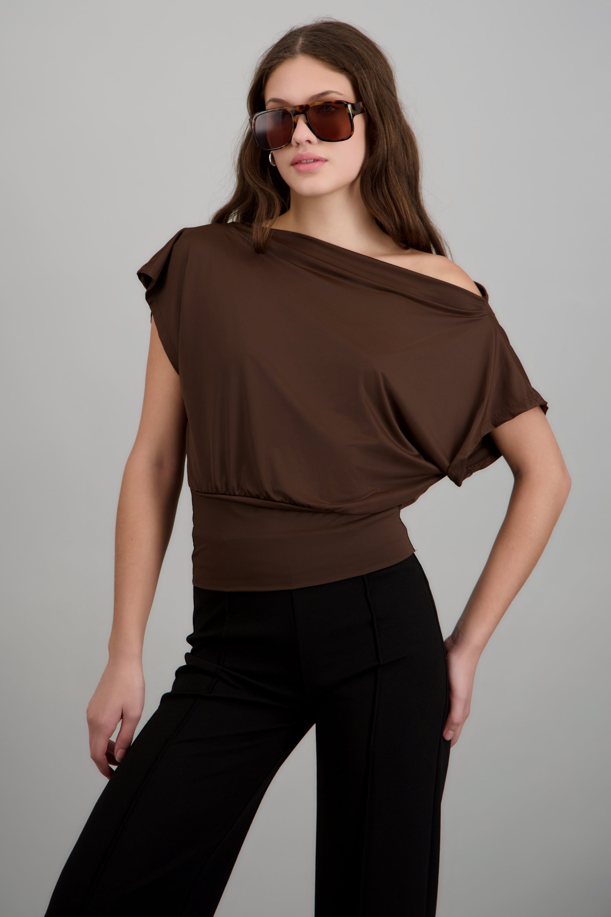 Top manga corta off shoulder CHOCOLATE