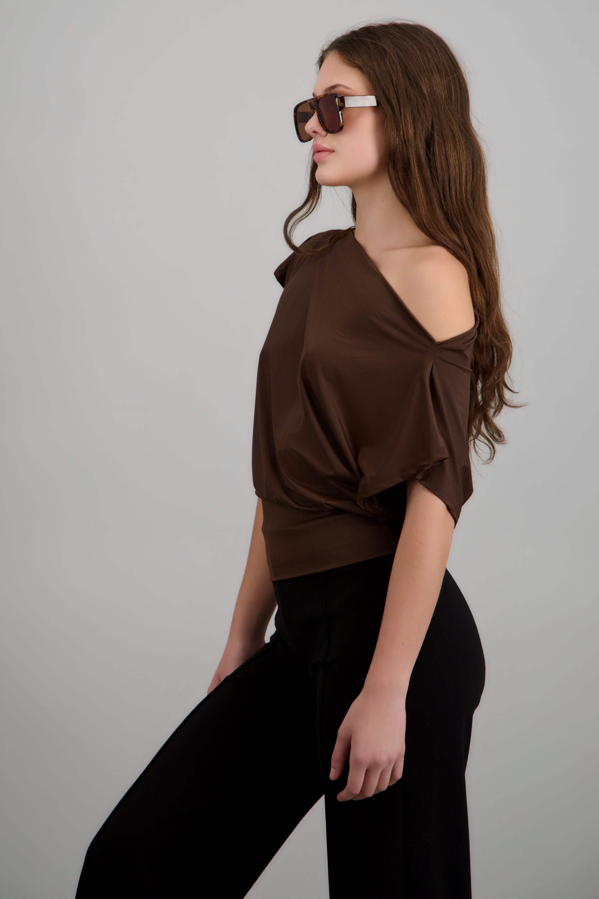 Top manga corta off shoulder CHOCOLATE