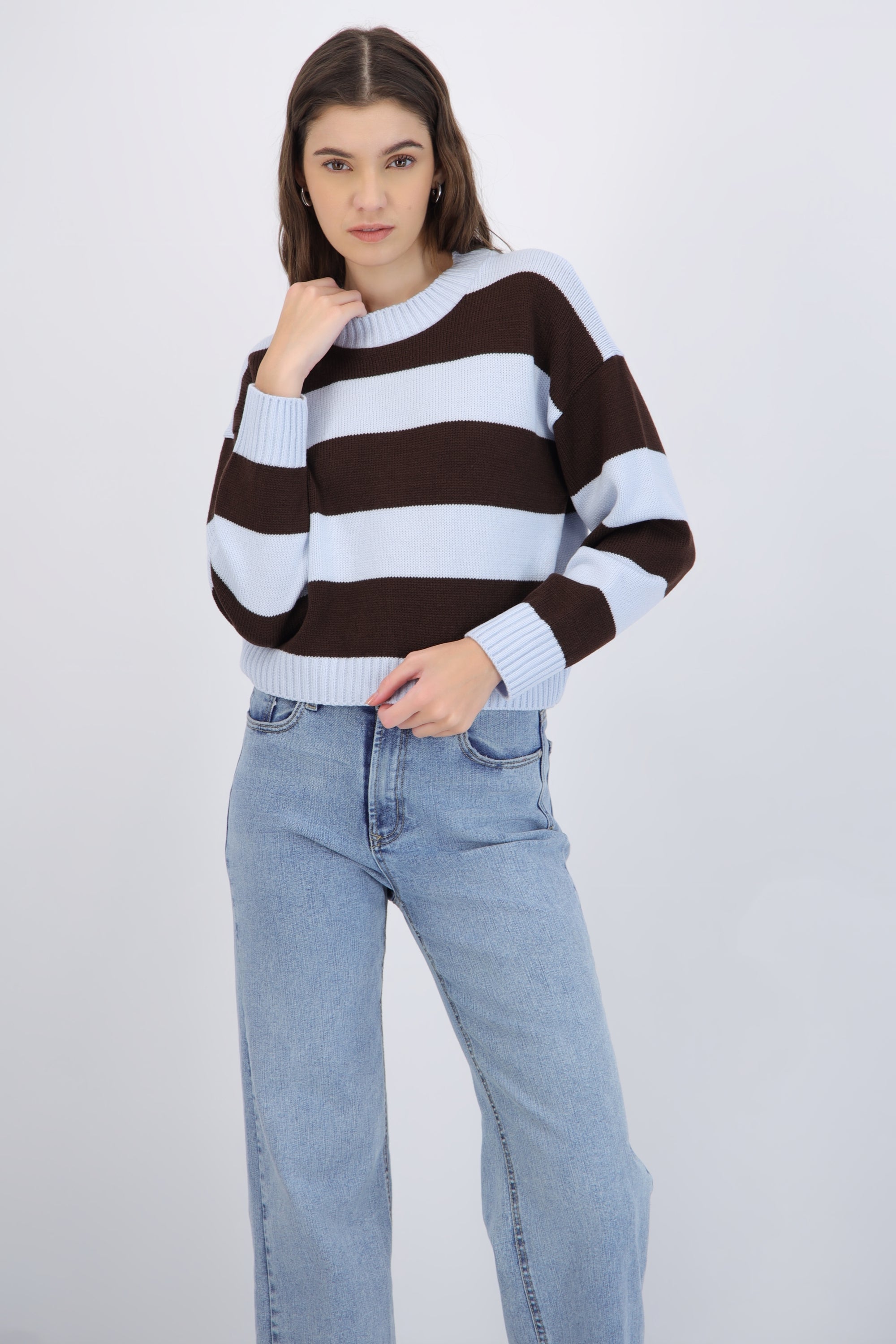 Suéter cuello redondo líneas