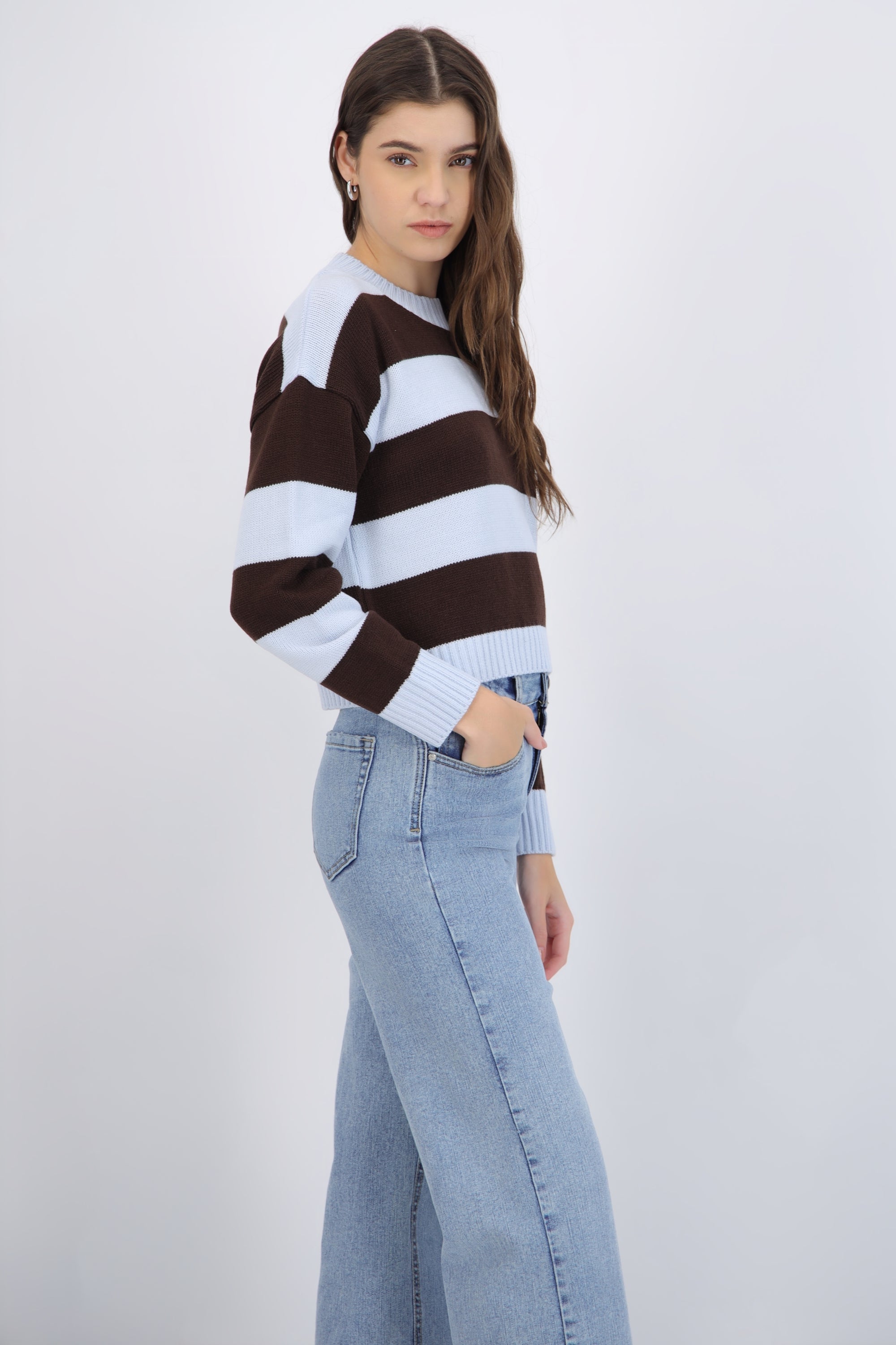 Suéter cuello redondo líneas