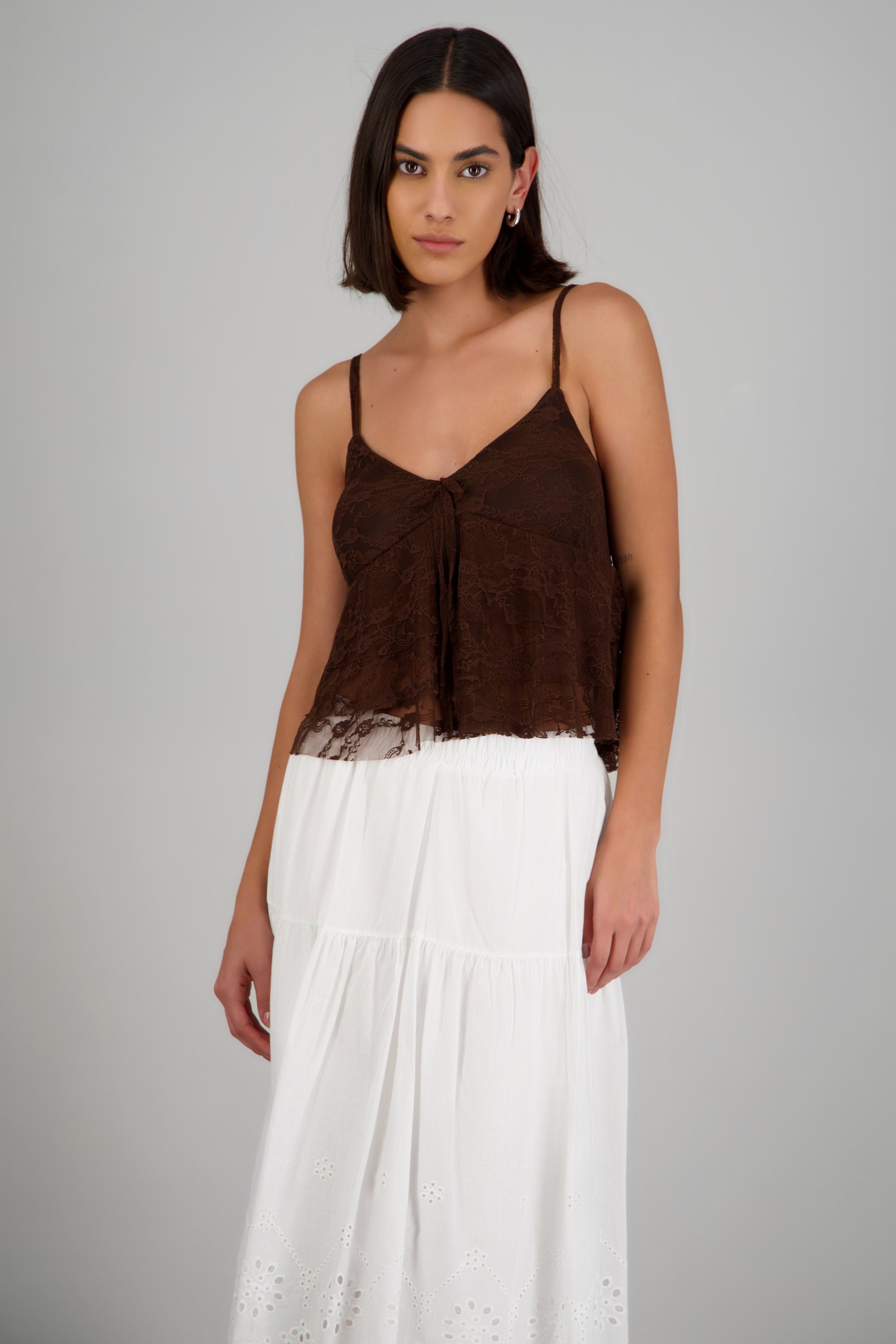 Top tirantes con olanes detalle encaje CHOCOLATE
