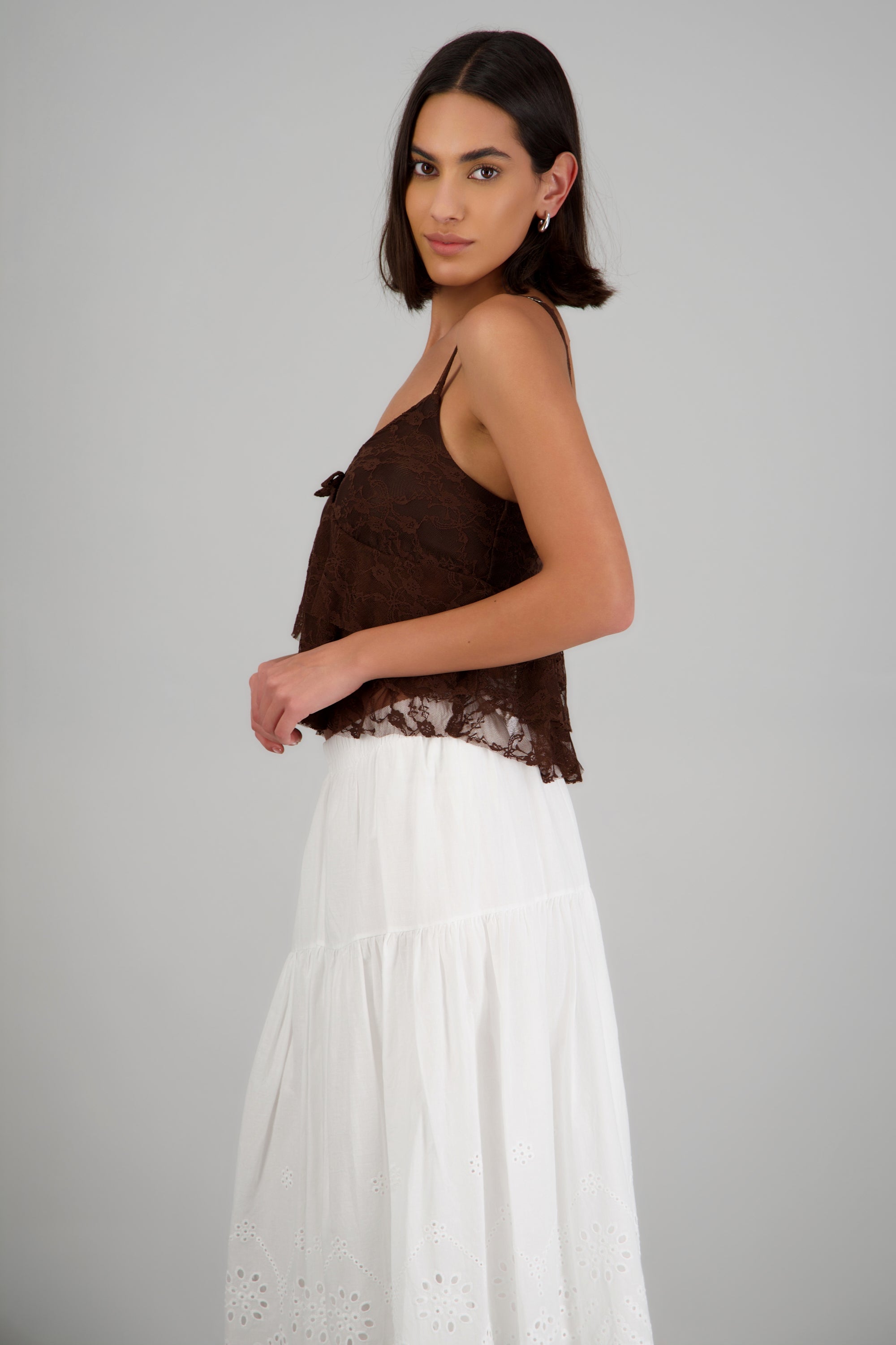 Top tirantes con olanes detalle encaje CHOCOLATE