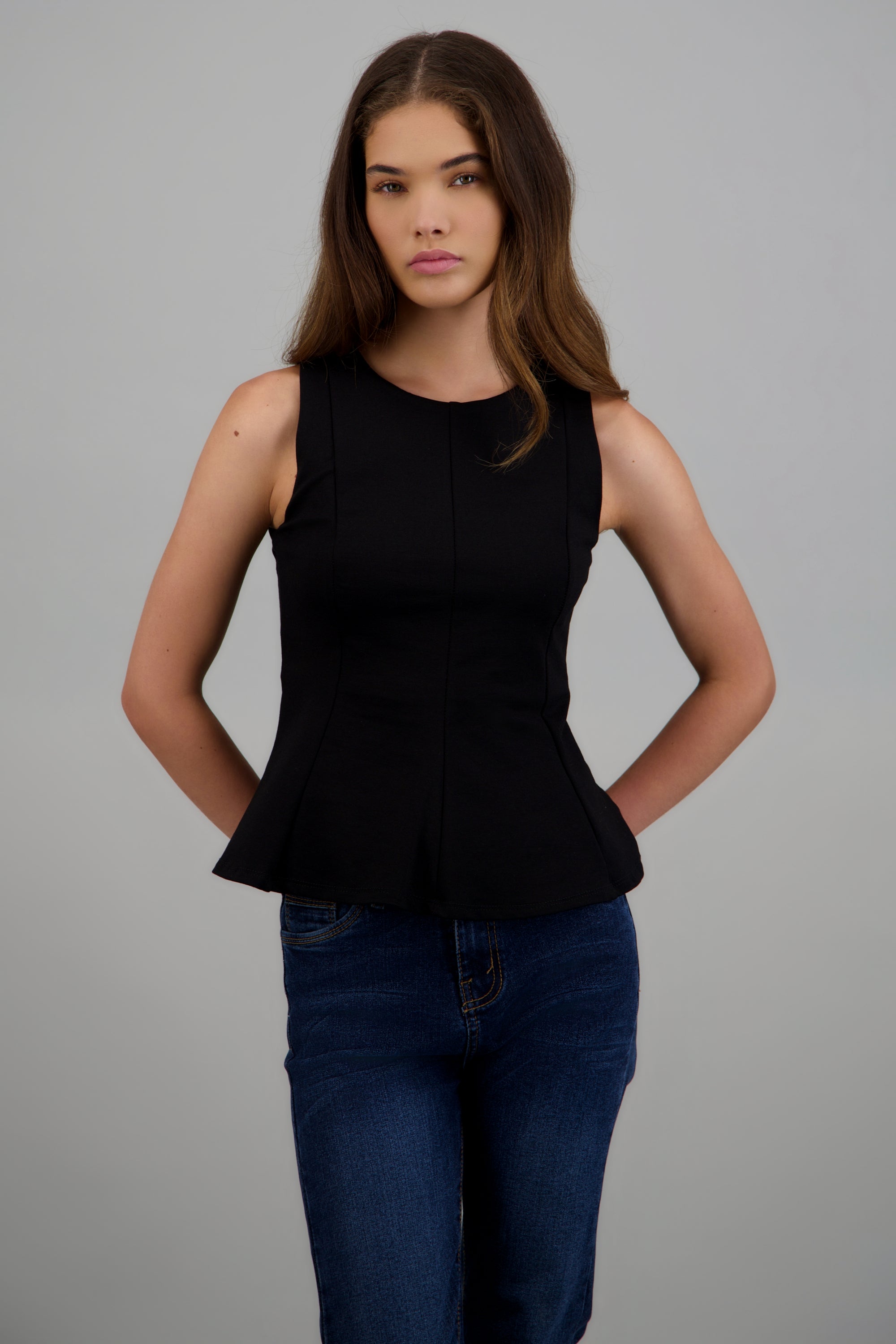 Top detalle pepelum sin mangas NEGRO