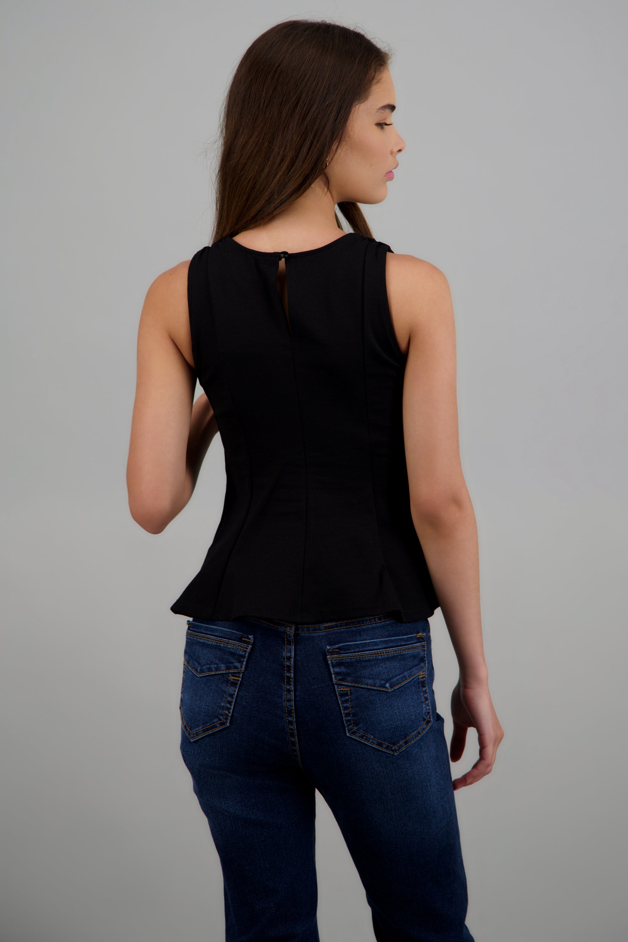 Top detalle pepelum sin mangas NEGRO