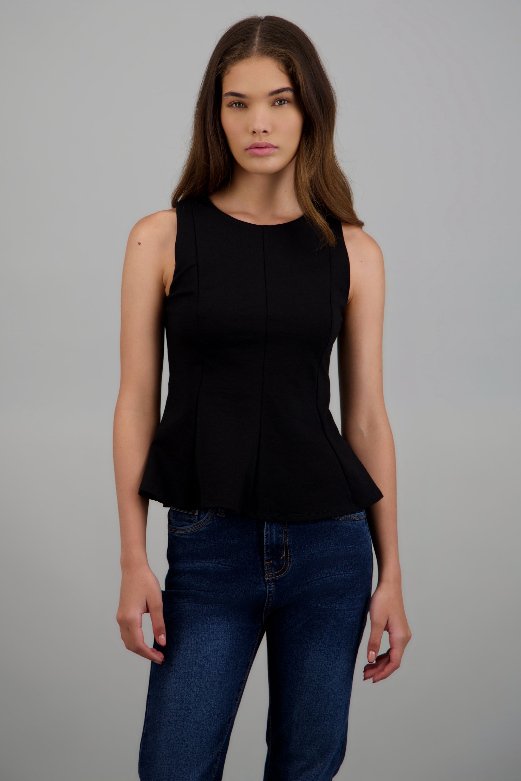 Top detalle pepelum sin mangas NEGRO