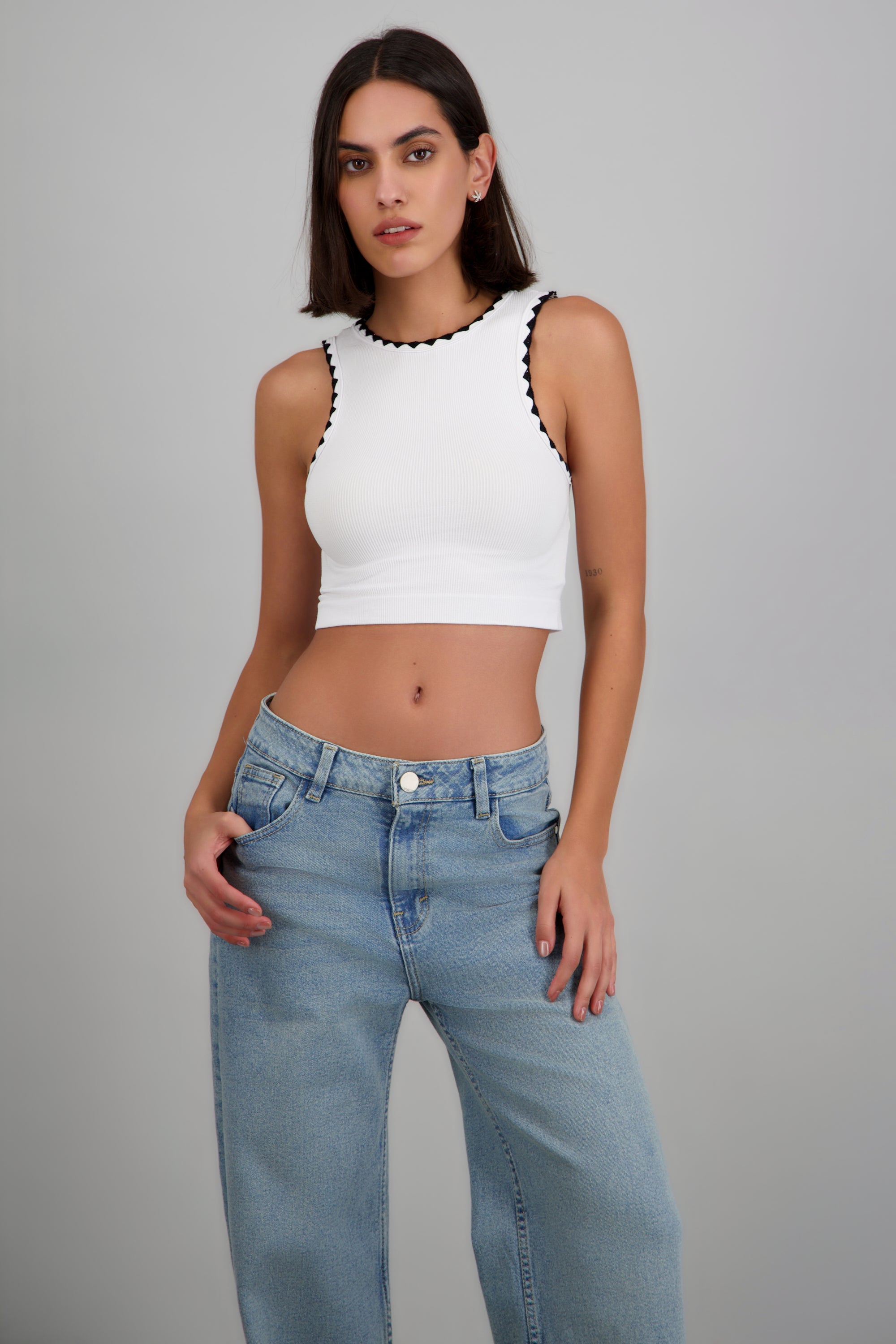 Top sin mangas detalle bordado contraste BLANCO COMBO
