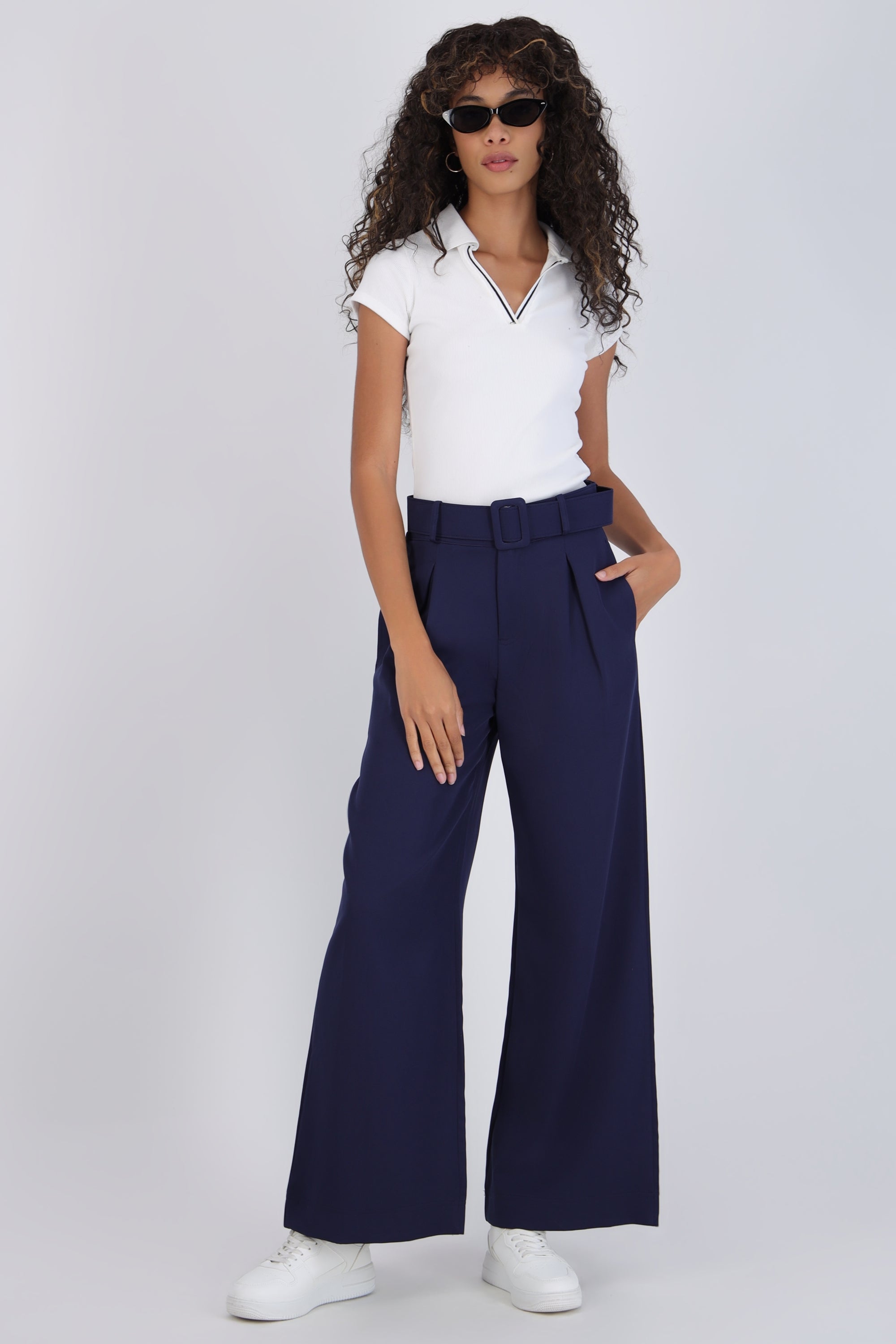 Pantalón wide leg detalle cinturón