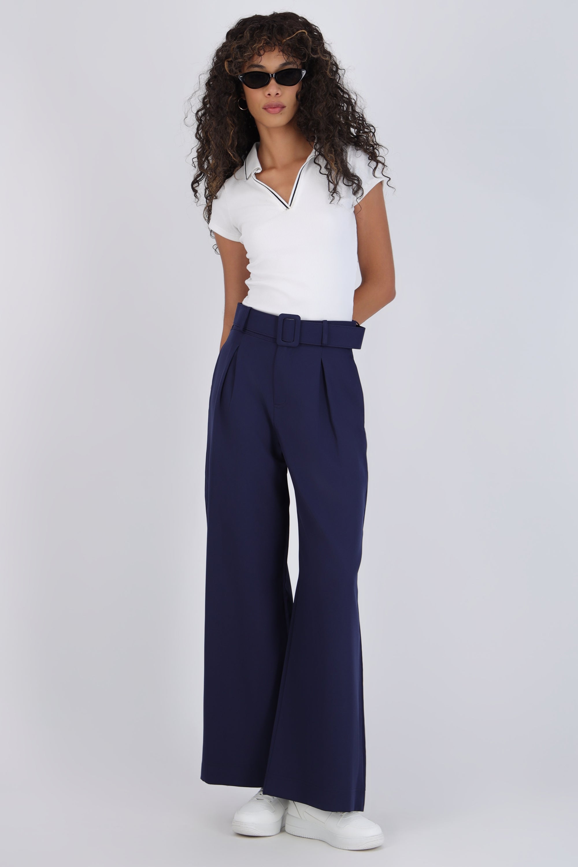 Pantalón wide leg detalle cinturón