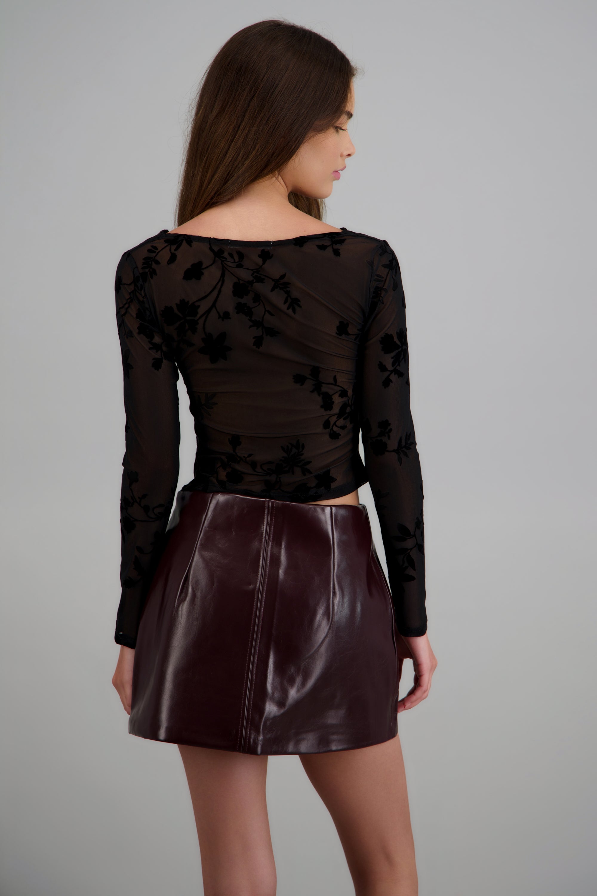 Blusa manga larga cuello cascada flock flores NEGRO