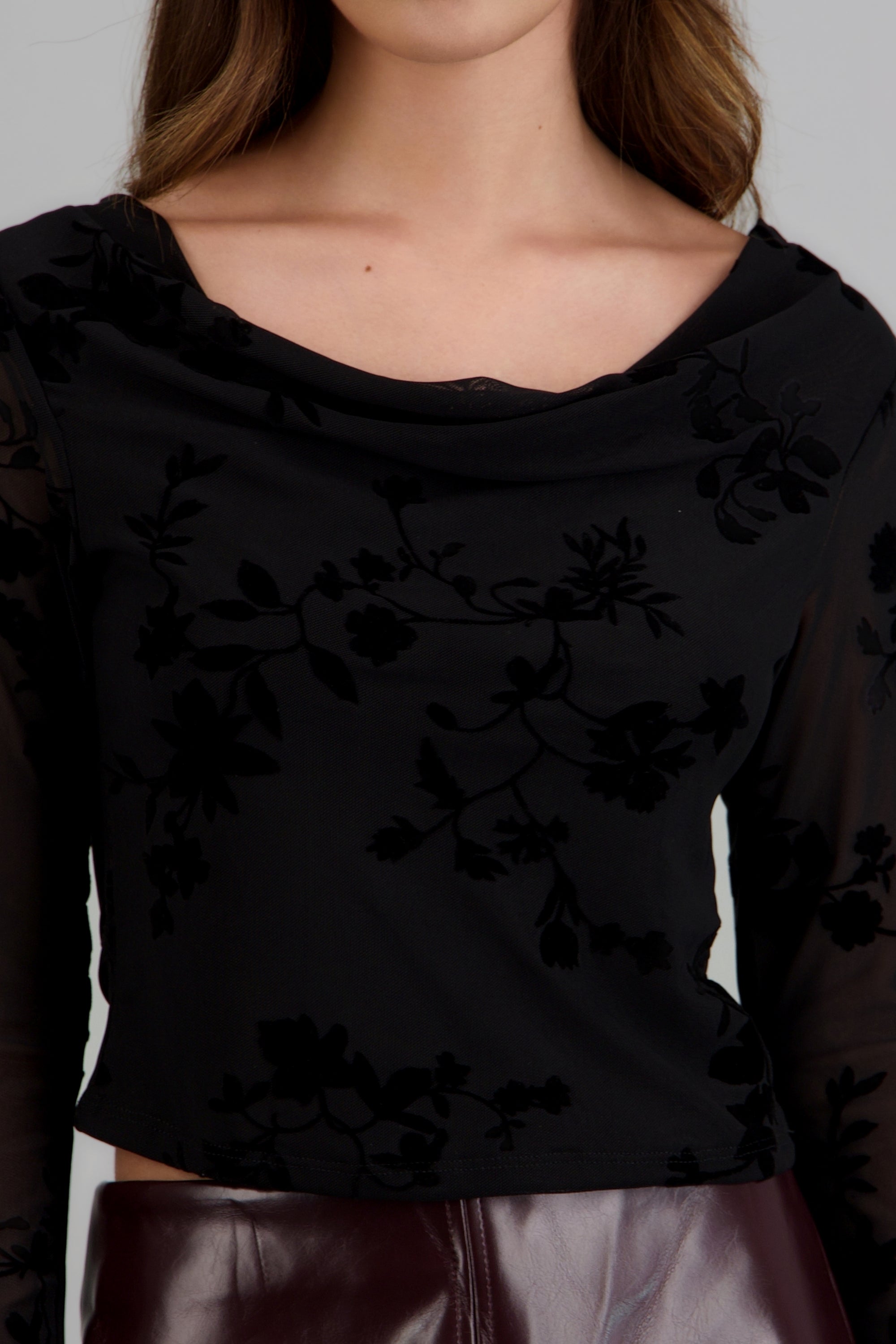 Blusa manga larga cuello cascada flock flores NEGRO