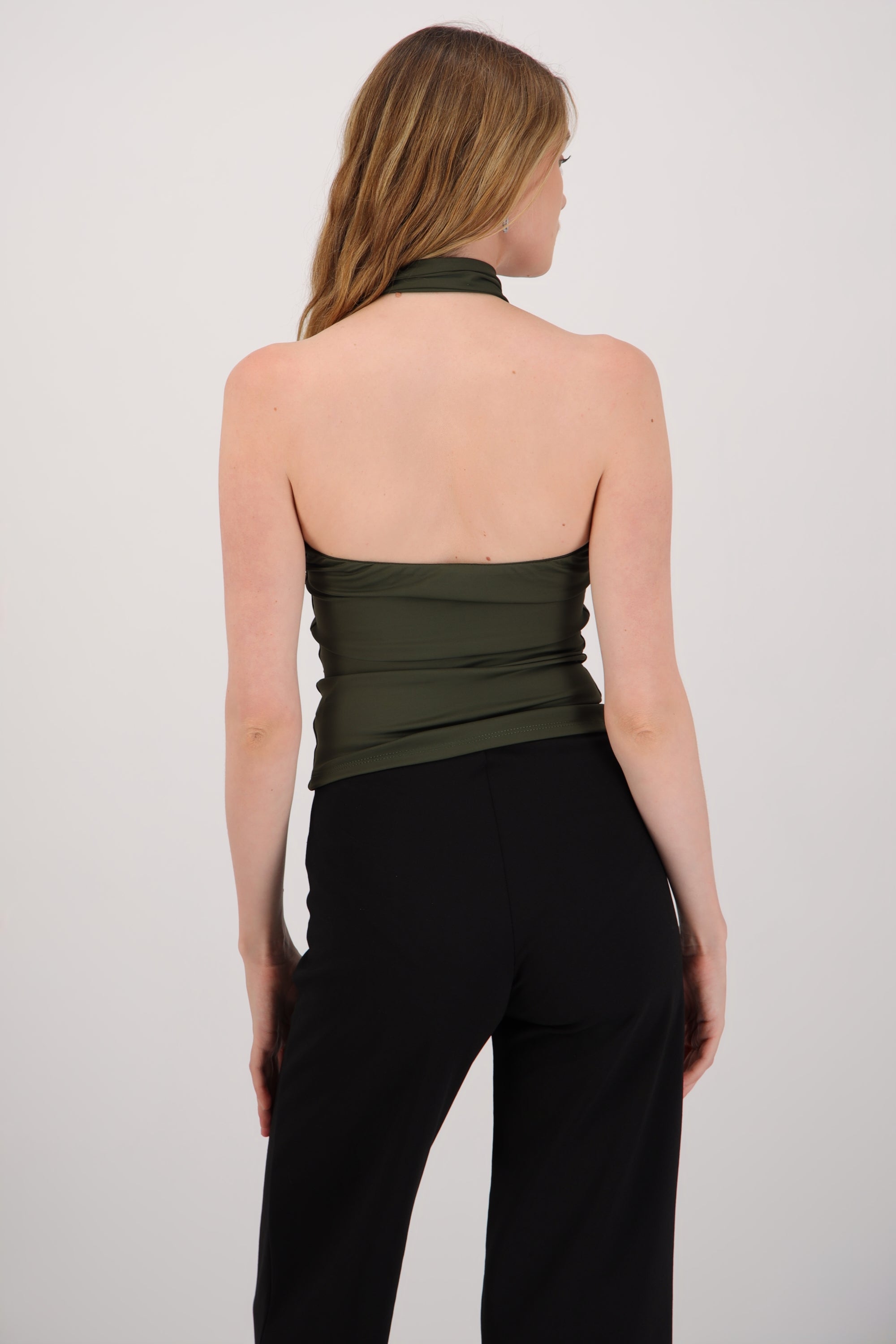 Top halter detalle broche dorado OLIVO