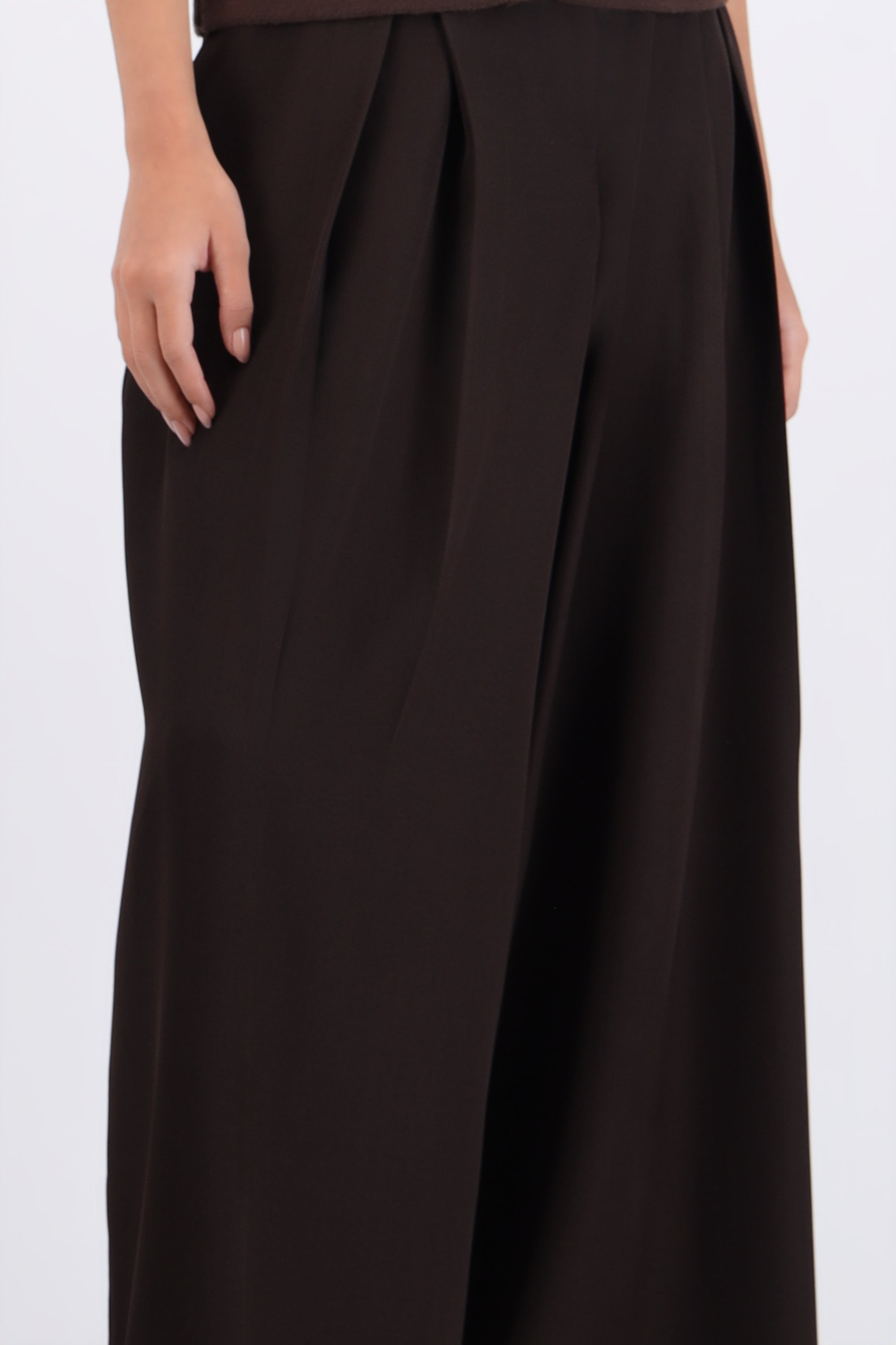 Pantalon fluido pinzas CHOCOLATE