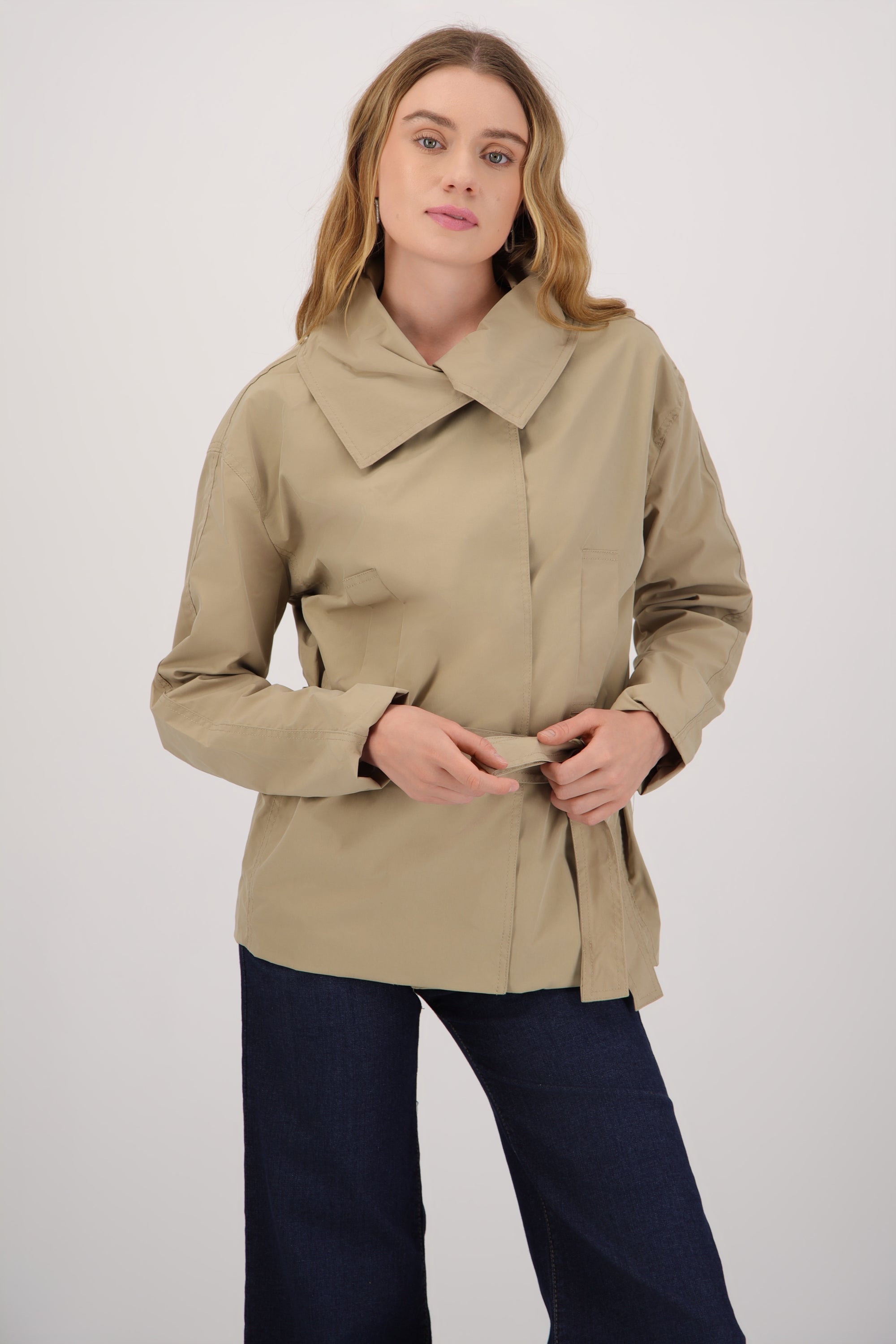 Gabardina corta cuello alto KHAKI