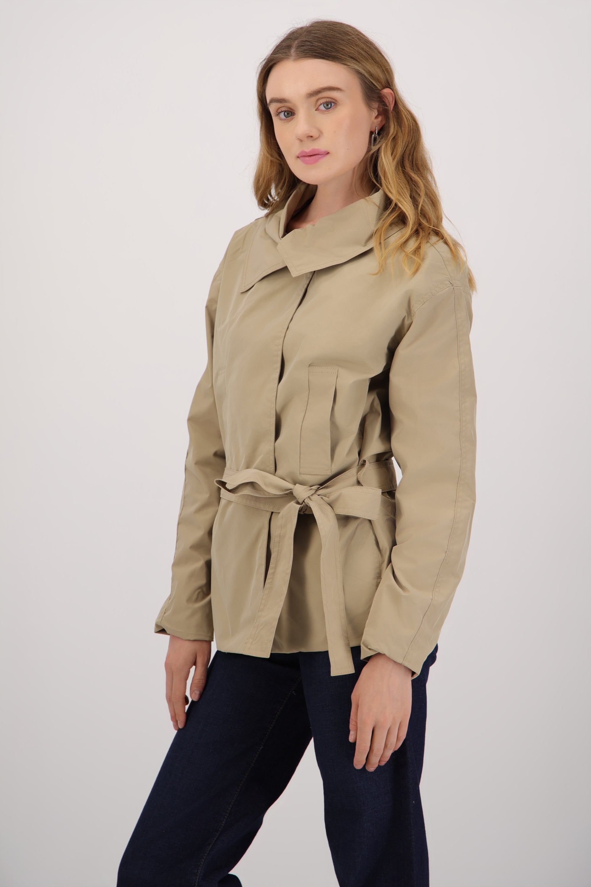 Gabardina corta cuello alto KHAKI
