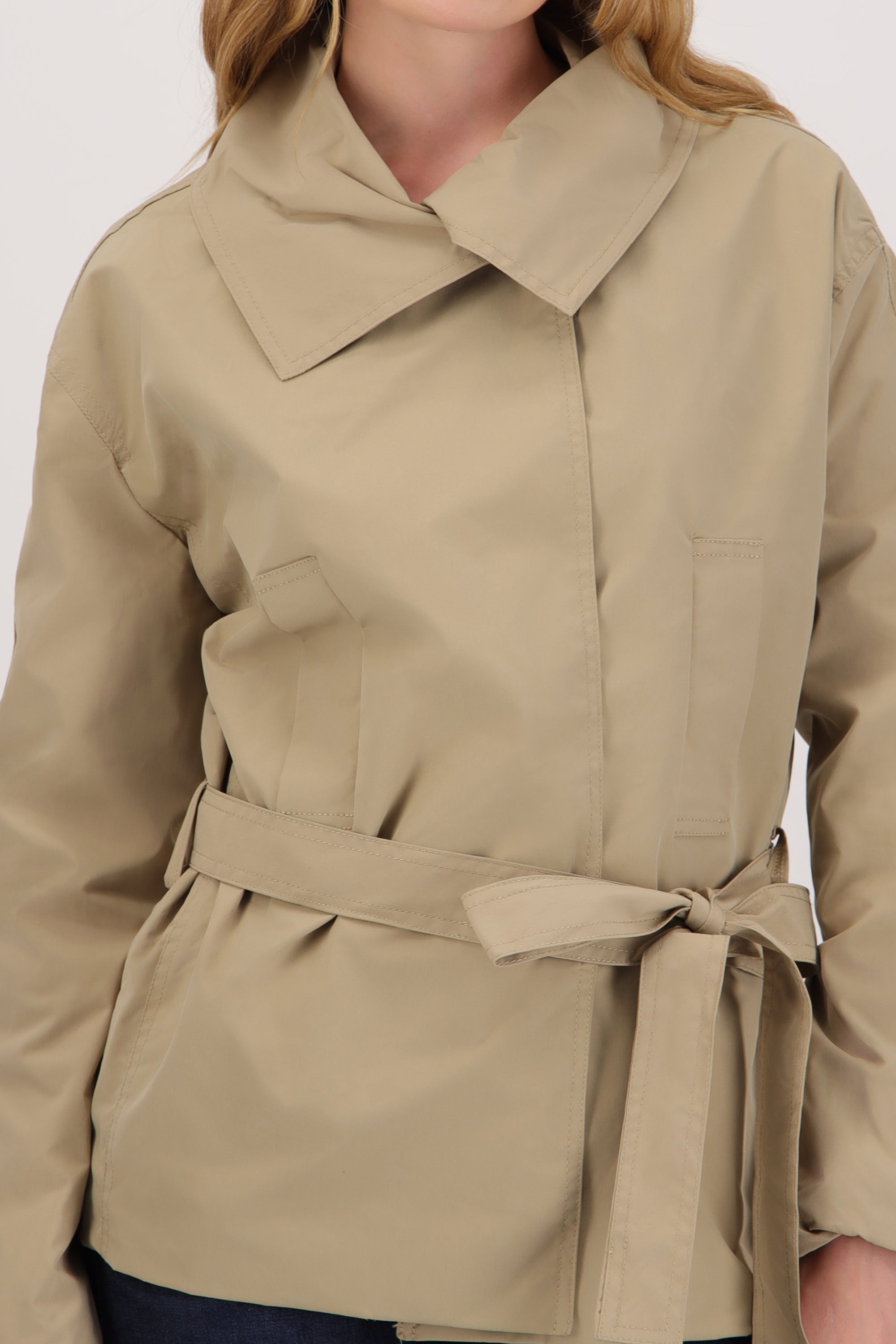 Gabardina corta cuello alto KHAKI