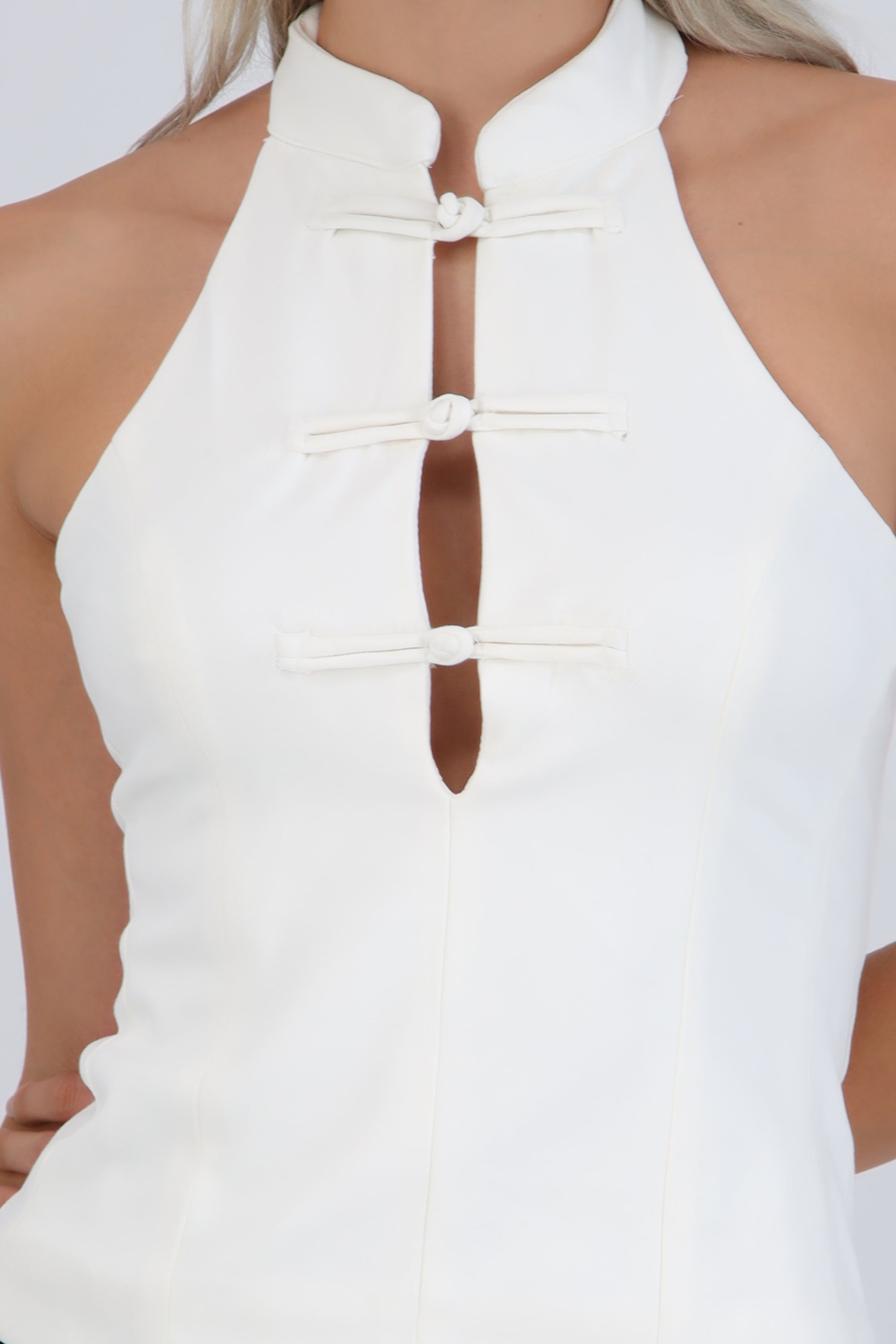 Top halter detalle botones tipo chino