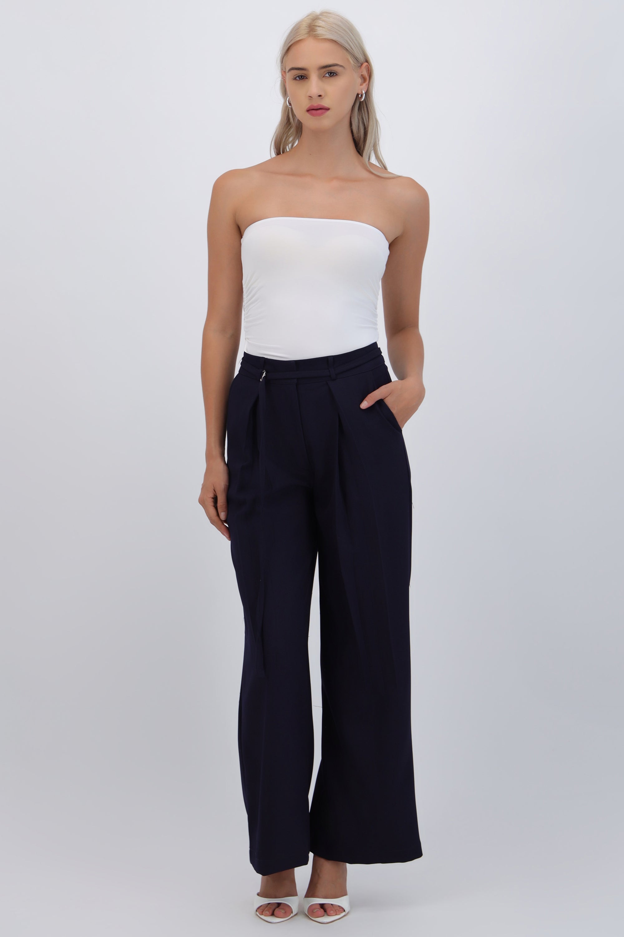 Pantalón amplio detalle cinturón