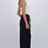 Pantalón amplio detalle cinturón