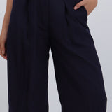 Pantalón amplio detalle cinturón