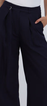 Pantalón amplio detalle cinturón