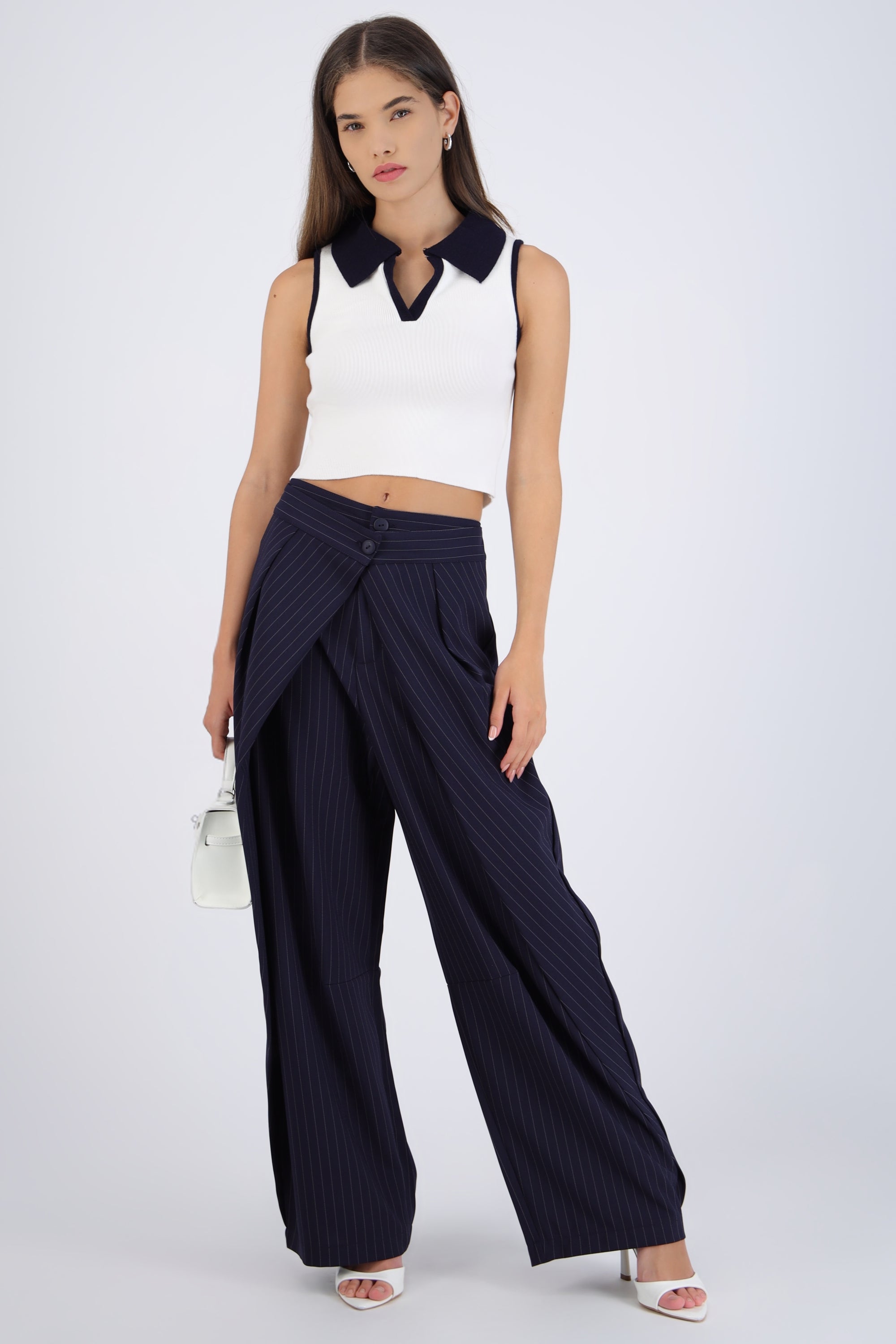 Pantalón vestir detalle cruzado