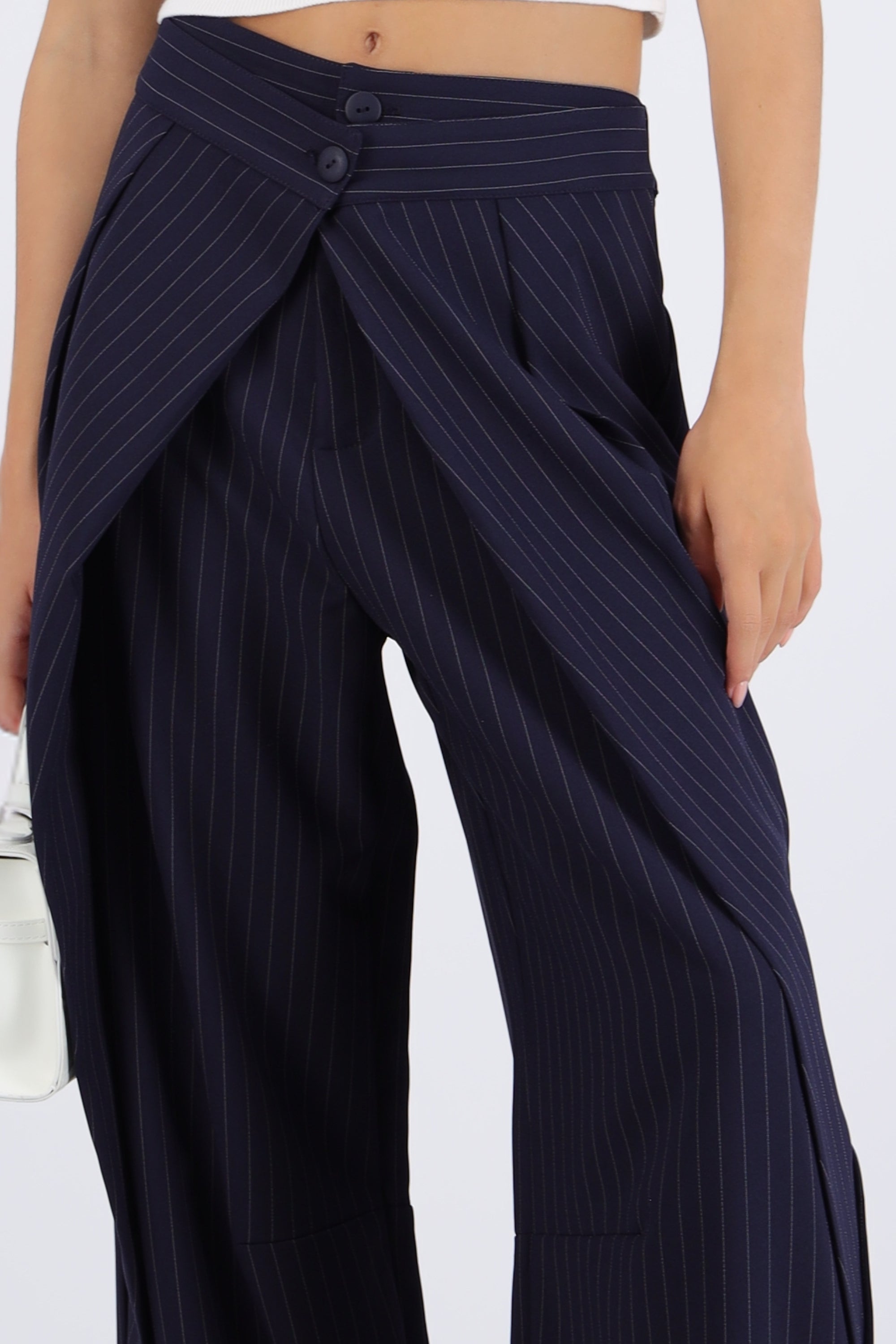 Pantalón vestir detalle cruzado