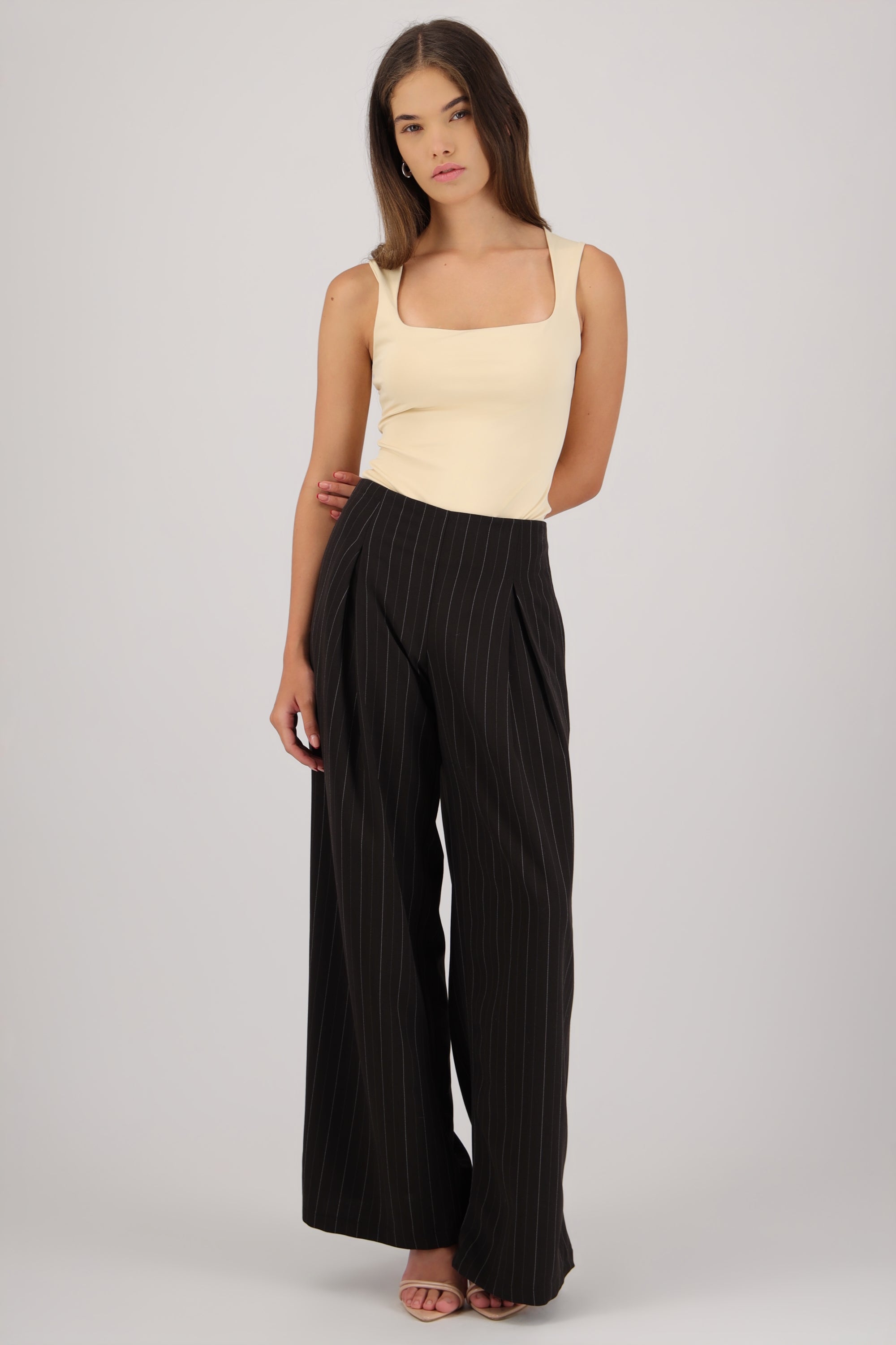 Pantalon fluido det pinzas GRIS OBSCURO