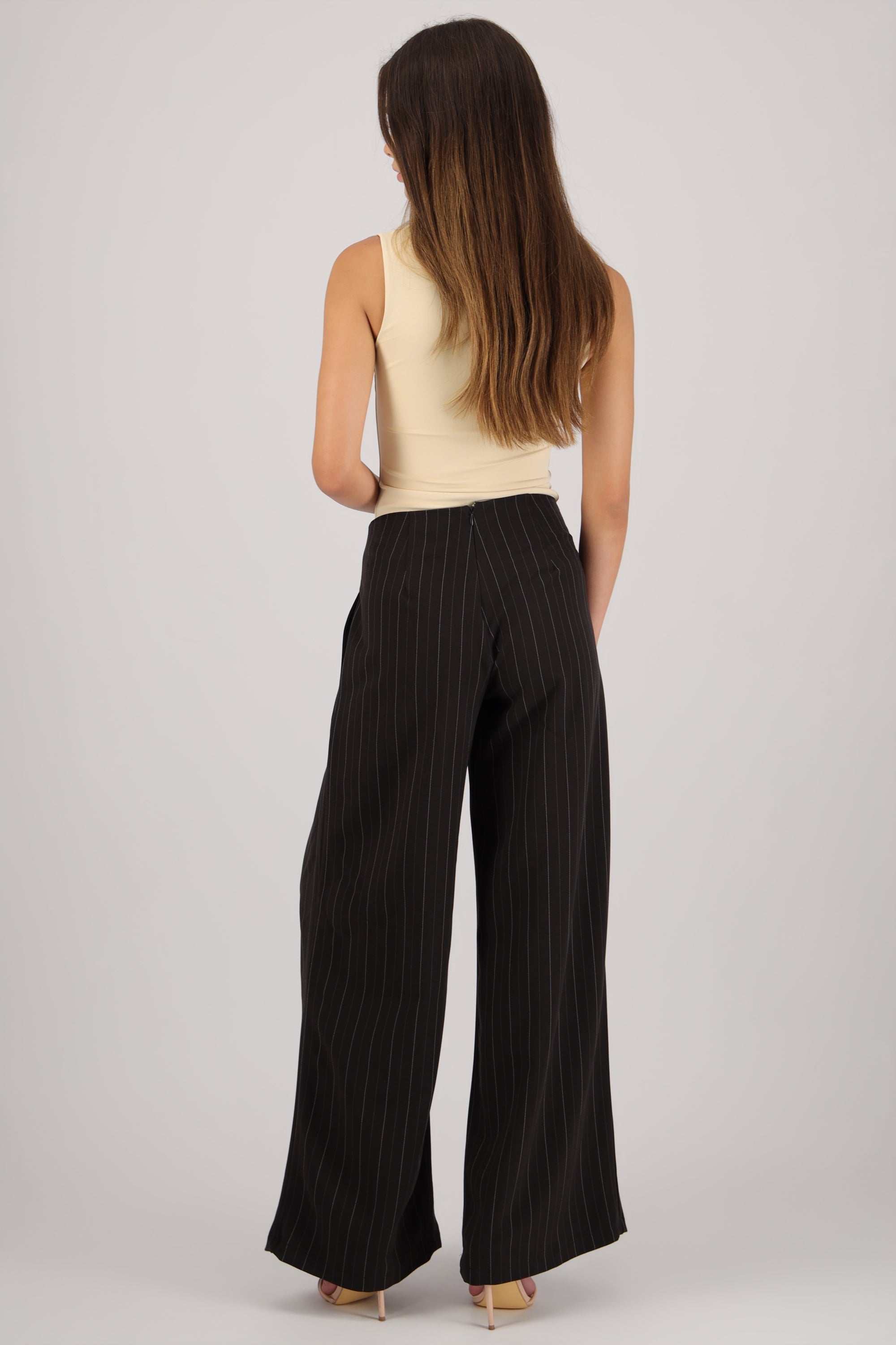 Pantalon fluido det pinzas GRIS OBSCURO