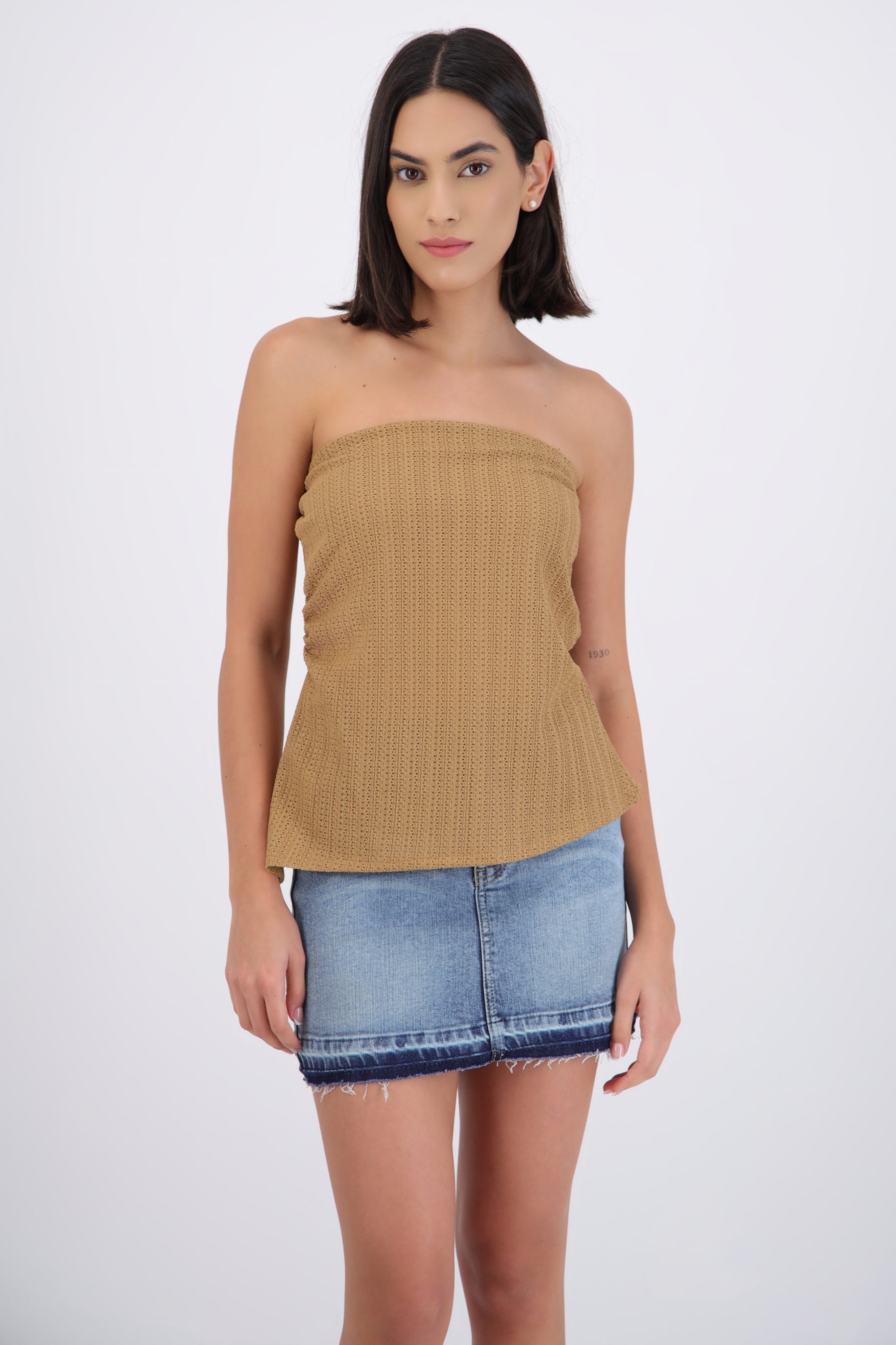 Top strapless asimetrico detalle textura