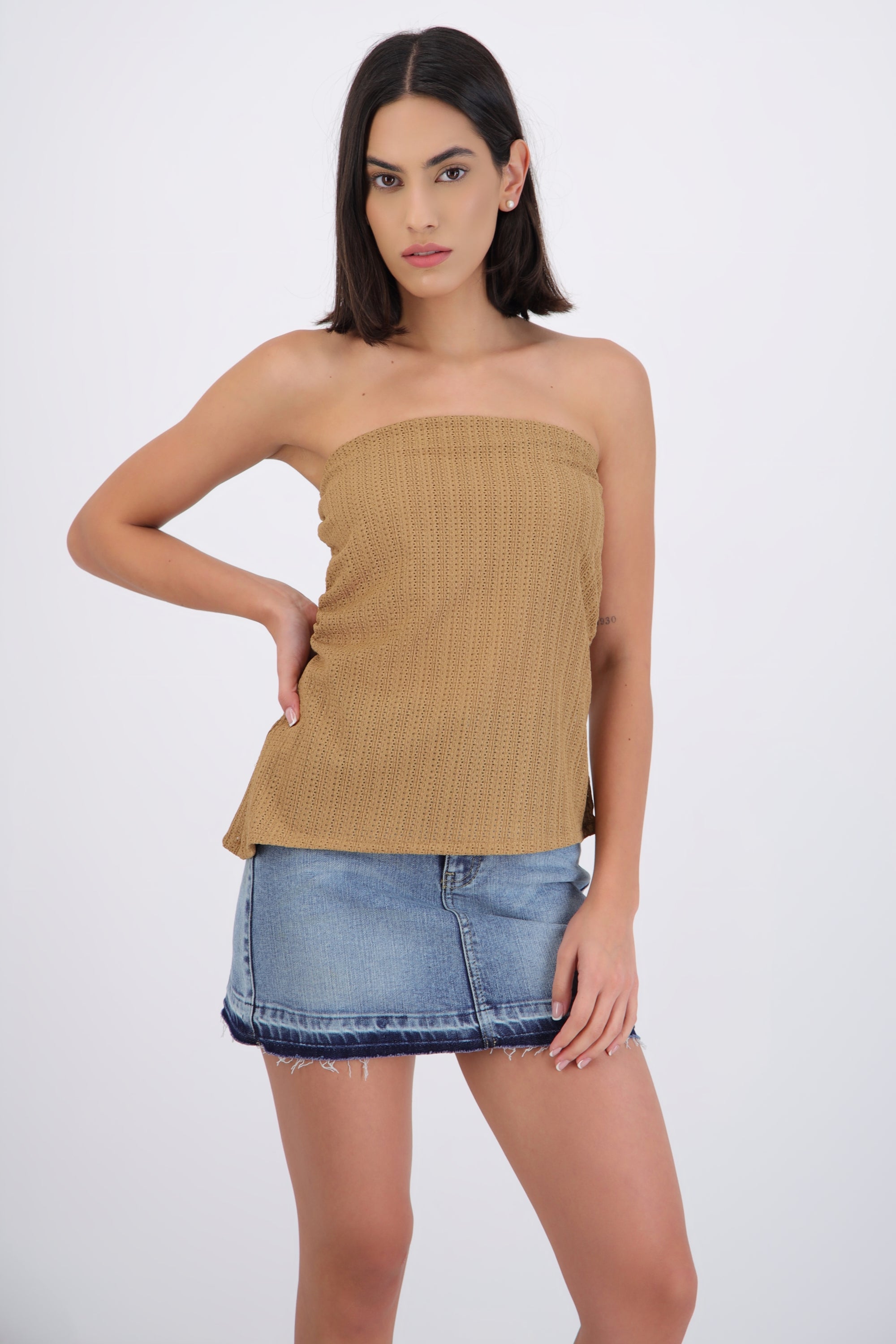 Top strapless asimetrico detalle textura