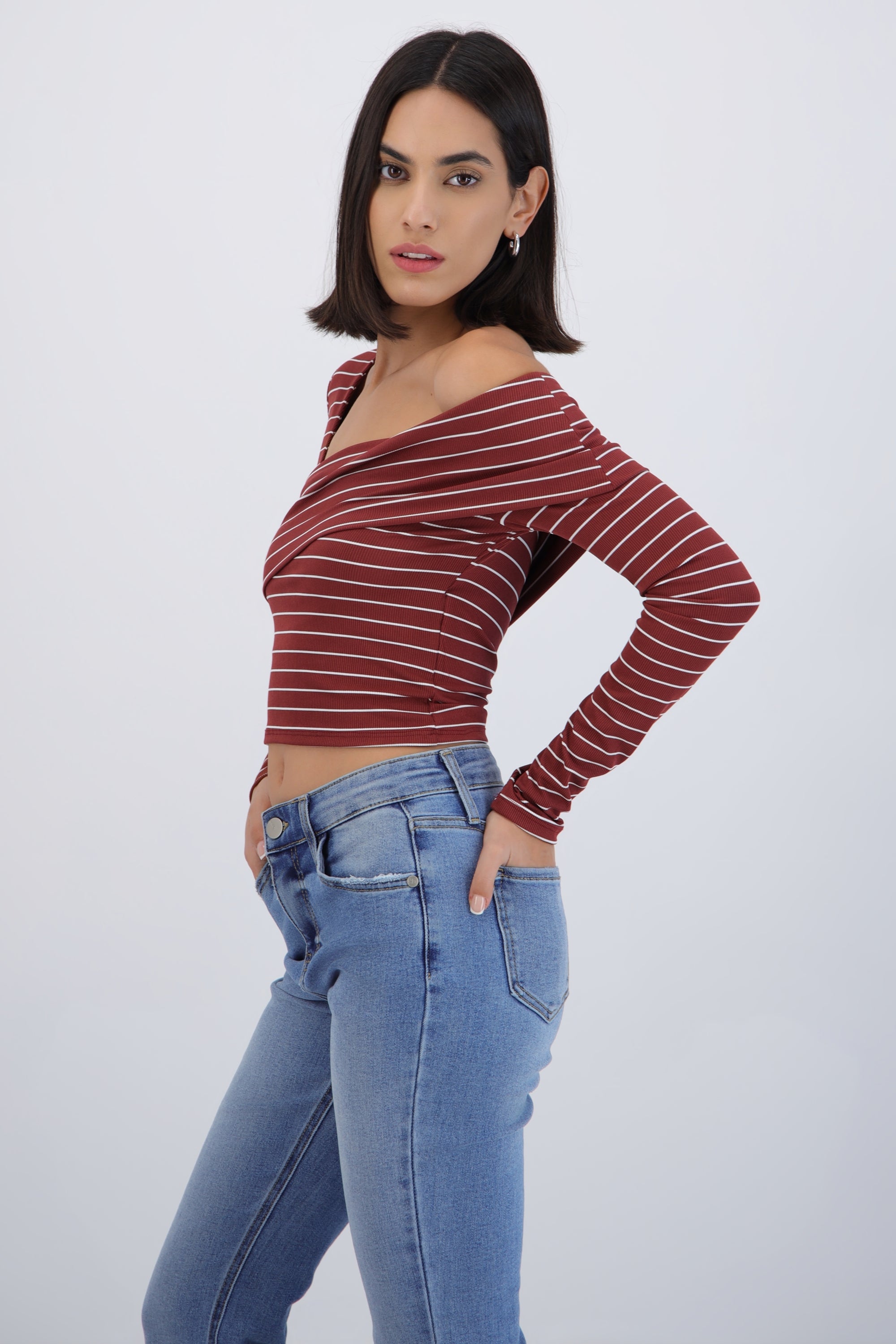 Top asimetrico off shoulder manga larga rayas VINO COMBO
