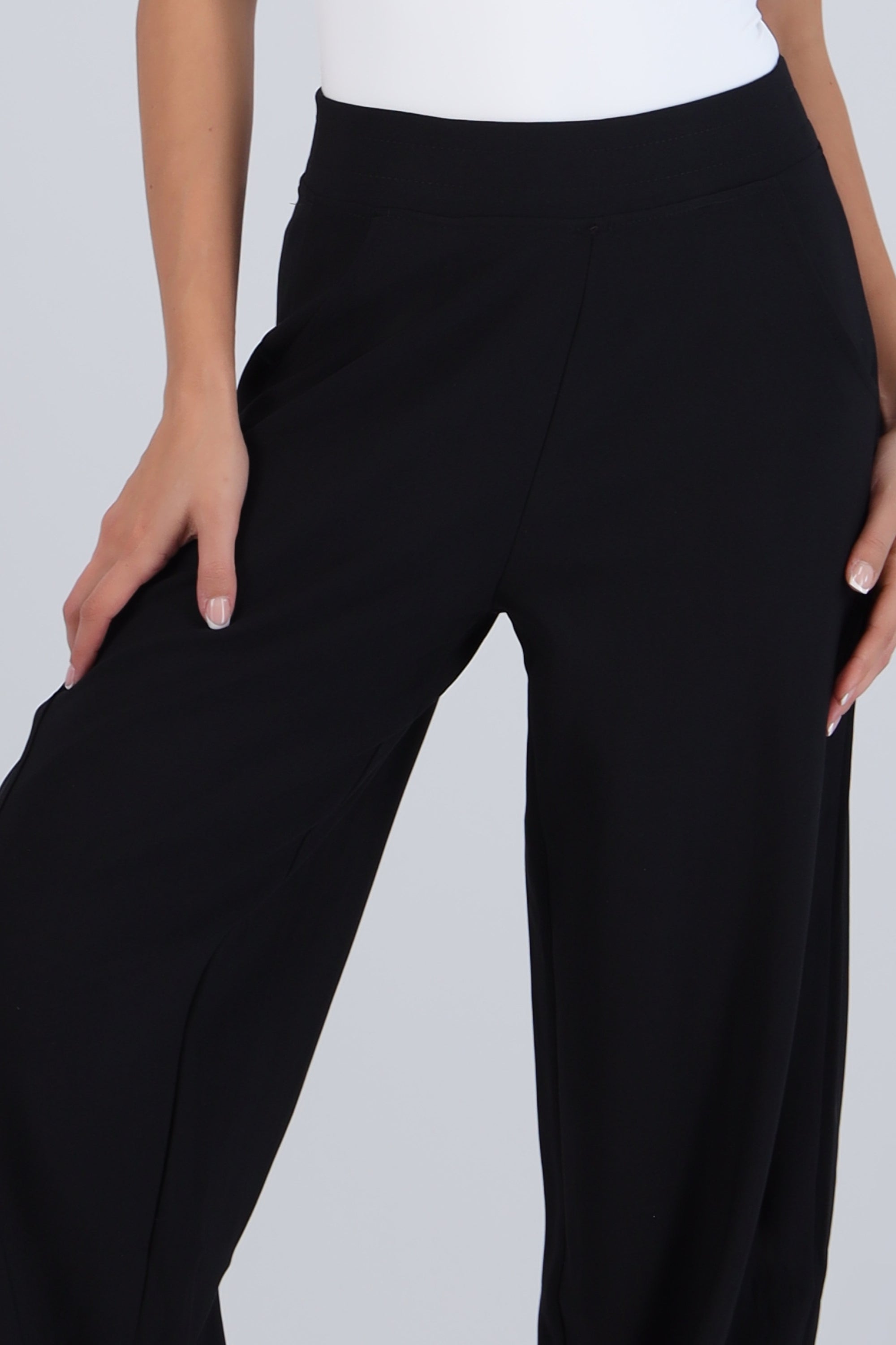 Pantalón barrel con bolsas NEGRO