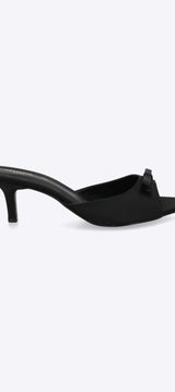 Tacón kitten peep toe moño
