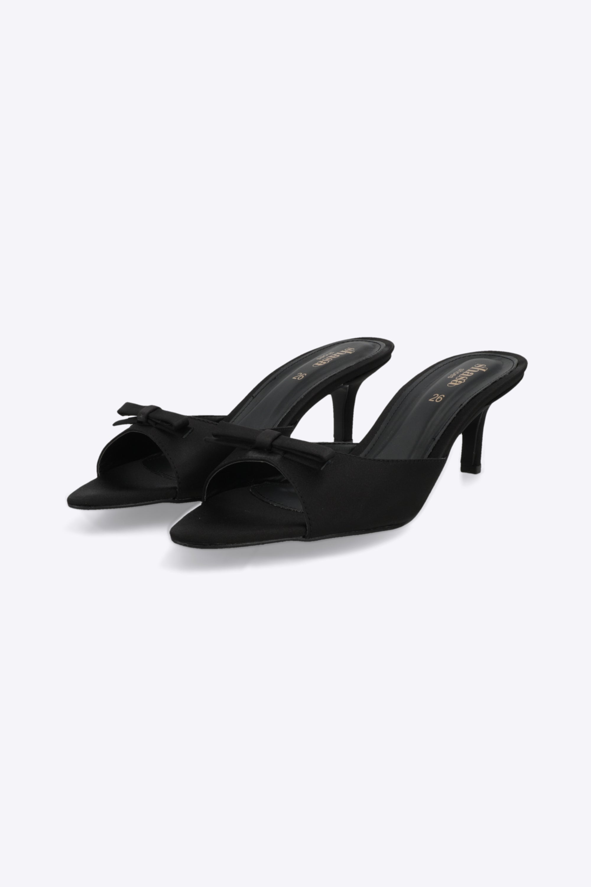 Tacón kitten peep toe moño