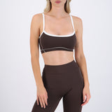 Top deportivo con costura en contraste