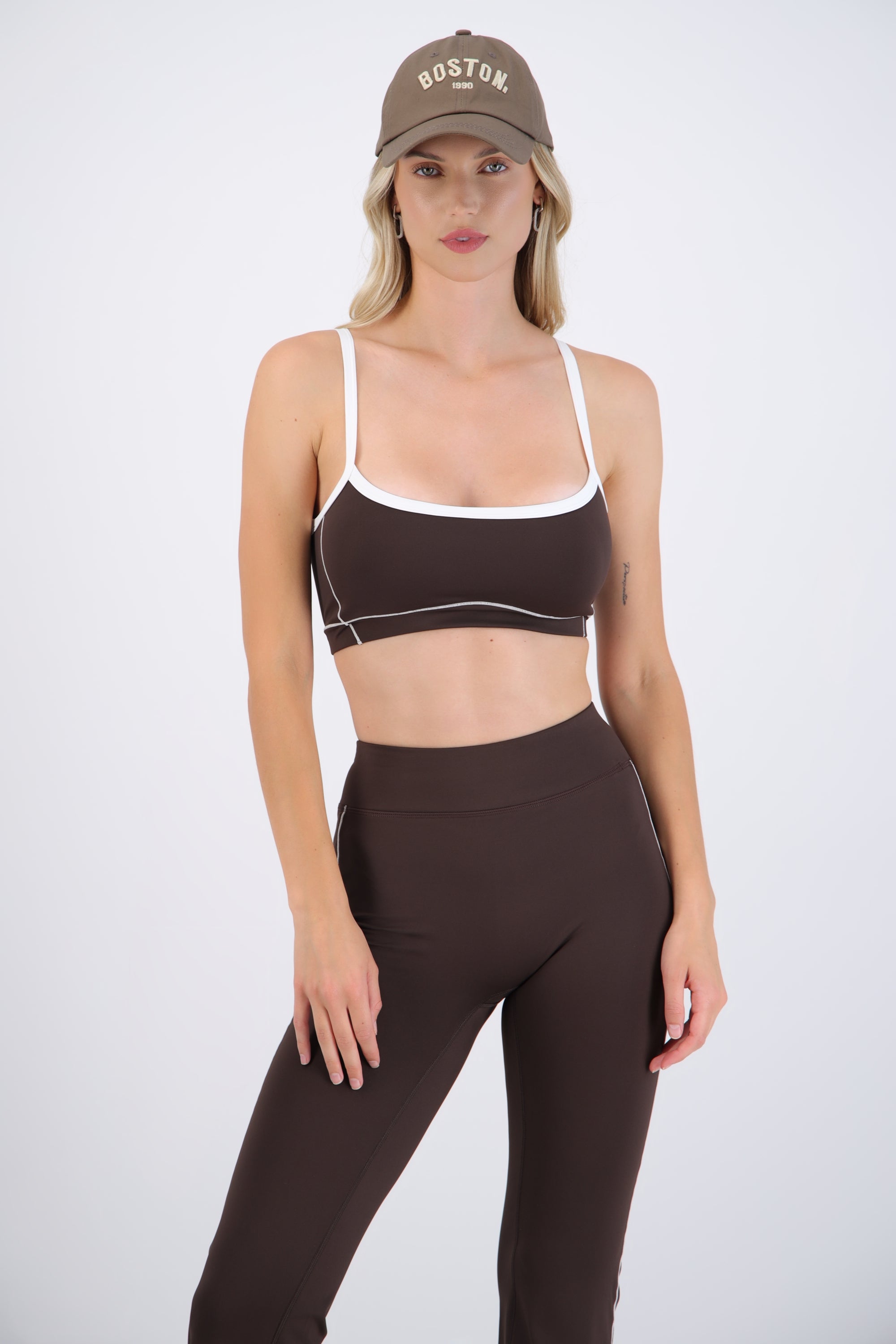 Top deportivo con costura en contraste